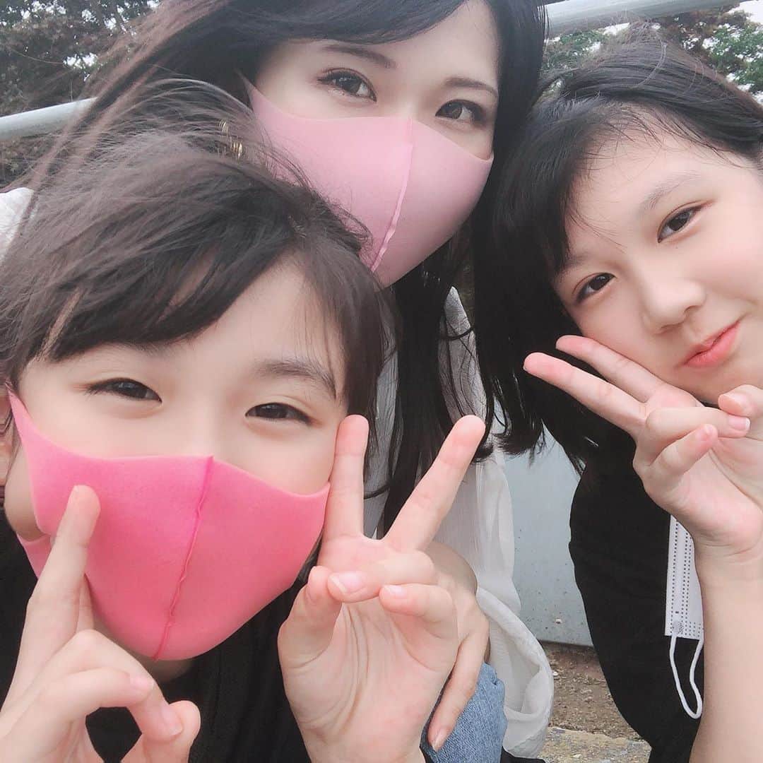 ゆわももチャンネルさんのインスタグラム写真 - (ゆわももチャンネルInstagram)「皆さん、まだまだ昨日の余韻に浸り続けてる私です🙆‍♀️  アーカイブ、音割れしちゃったし泣いて歌下手すぎるのにひたすら優しいコメント流れてて 感動でした。  みんなからのギフトのスクショどうにか上手く宝物として見える形で保管したい☺️  今日、夕方〜夜どこかの時間で お礼を兼ねてお話できる配信しようと思っています😊  よろしくね❤️  #ゆわもも親子の日常  #親子写真 #家族写真 #ゆわもも #親子コーデ #宝物 #みんなに幸あれ  人の幸せを願える人は絶対幸せになれる。」9月8日 14時26分 - atsumi.y_m