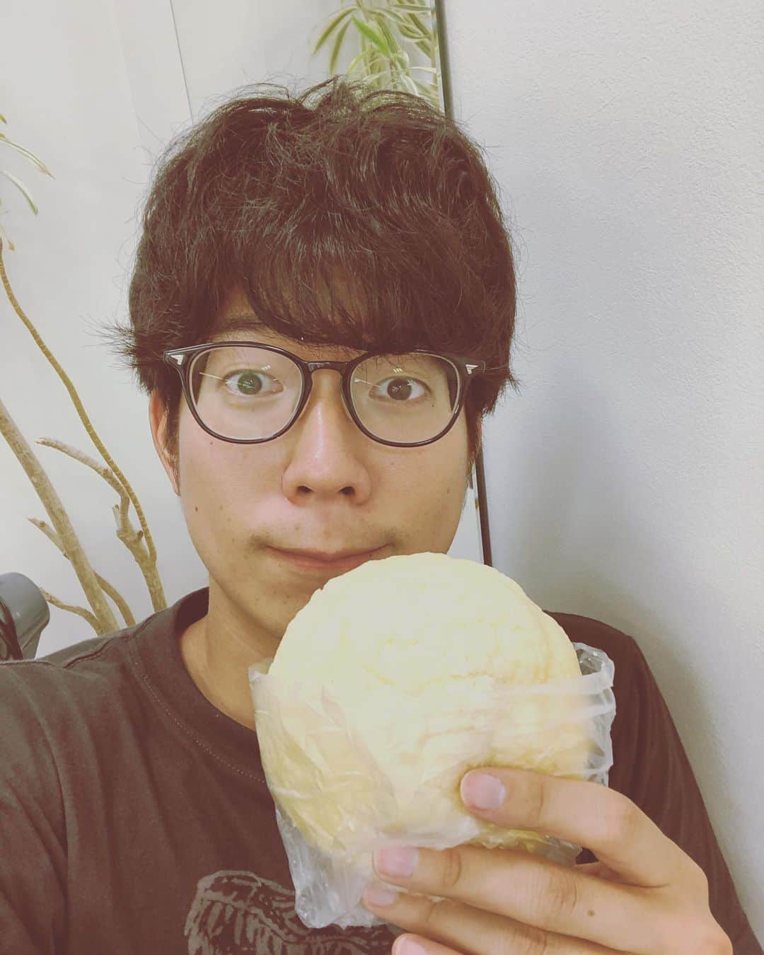 堀内大輝さんのインスタグラム写真 - (堀内大輝Instagram)「きょうのお昼ごはん  ドラマやっている間に 一回食べよう食べようと思ってて 食べられなかったのが後悔。  #MIU404 #メロンパン #メロンパン号」9月8日 14時22分 - hbc_daikihoriuchi