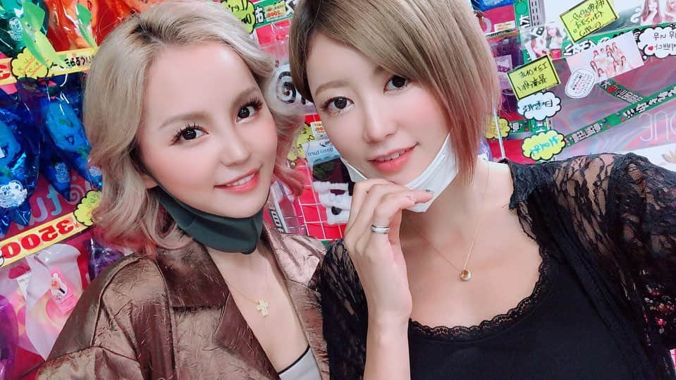 丘咲エミリさんのインスタグラム写真 - (丘咲エミリInstagram)「💖  先日の＼(^^)／  渋谷ドンキにて、バイトリーダーしてきました！  @uta0214khk   私の愛するうたちゃんが マネージャーしてくれたよww 感謝🙏  何をするにも目標を持つにも、夢を持つにも、 意志が固まっていると、 ぶれずに真っ直ぐそこに向かって走る事ができる。  やりたい事が見つからず、 何をしていいのかがわからないという 迷子状態に陥るときだって生きていればあります。  やりたい事に向かって一生懸命に生きてる人がキラキラ輝いて見えて、羨ましいと思ってしまう時だってあります。  けれど、自問自答を繰り返し… 自分を違う角度から見てみると、  案外忘れてただけだったり、 日常生活のいろんなことによって 消えてしまっていただけだったりします。  本当の自分は、または、本当は自分は？  たった1ミリの希望だとしてもそれは0じゃない。  何よりも諦めてしまう事 投げ出してしまう事の方が悲しい事で虚しい事。  「自分にとってダサい事はしたくない」  人からどう見られるか、なんて言うのはどうでもいい。なんて言われてもまったく気にならない。 それでも自分で自分の事をダサいとは思いたくない。  そこだけは自分の意志として志として 私はしっかり持っていて、 それだけは曲げる事ができないし 曲げるつもりがない。  これまでも、これから先もずっと それだけは変わる事がない。  「誇れる自分で在ること」 自分の在り方は自分で決めましょう😊  ビジネスも、やり方よりも在り方だと思っている！  @synchronicity.community   #渋谷ドンキ #バイトリーダー #ついでに #エミリ語録 #シンクロニシティコミュニティ #synchronicity #自分の在り方 #ダサい事はしたくない #サプリ #dope」9月8日 14時22分 - emiri.okazaki_official