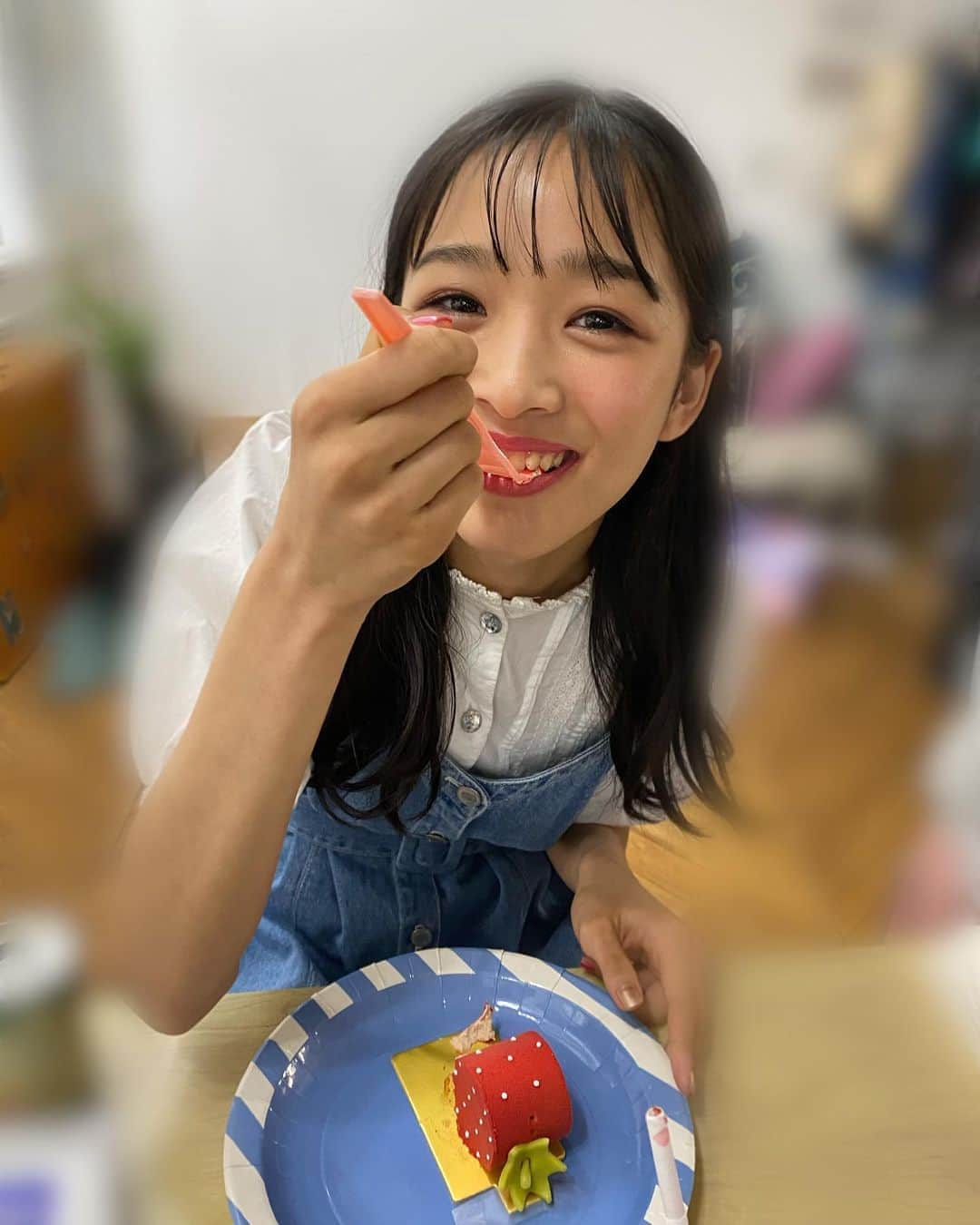 ニコ☆プチさんのインスタグラム写真 - (ニコ☆プチInstagram)「🍓🍓🍓 ・ アヤカの3コマ劇場🙌 ・ 1枚目→おいしそ〜🥰 2枚目→食べる😚？ 3枚目→あーげないっ🤗 ・ ・ ・ #ニコプチ #プチモ #中山あやか #🍓」9月8日 14時28分 - nicopuchi_official