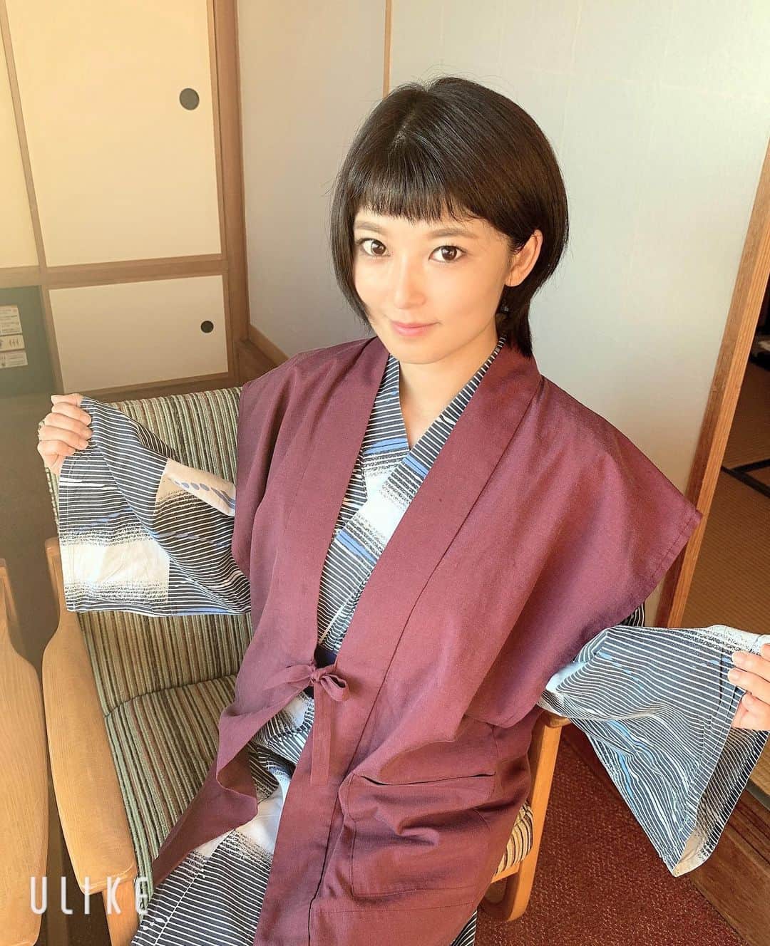 辻井美香さんのインスタグラム写真 - (辻井美香Instagram)「二人とも同じチームメイトでその時期一緒にいたから、ずっと何日でもいれそうww   お宿は、三重県賢島の#宝生苑 三重の海側は海鮮が新鮮で本当に美味しいよ♡ お部屋もオーシャンビュー🌊 旅館の中にカラオケ🎤とボーリング場があって、コロナじゃなかったら行きたかった。けど、それだけ広々とした場所でした😍  お風呂は、伊勢志摩温泉。 泉質は、ナトリウム-塩化物・炭酸水素塩温泉。PH7.7 弱アルカリ性。保温効果が高く、重曹を含むため美肌効果が期待なお湯♡  私はお風呂大好きだから、宿選びの時重視するのは温泉！笑  地元にいる間は、三重の良いところをどんどん紹介していきたい✨  #三重の温泉宿 #三重旅行 #国内旅行 #女子旅 #タビジョ #浴衣女子 #和装 #温泉女子 #温泉巡り #travelgram #travelwithme #travelgirlsgo #tabijyo #onsen #japantrip #japaneseclothes #kimonostyle #hotsprings」9月8日 14時28分 - tsujii_yoshika