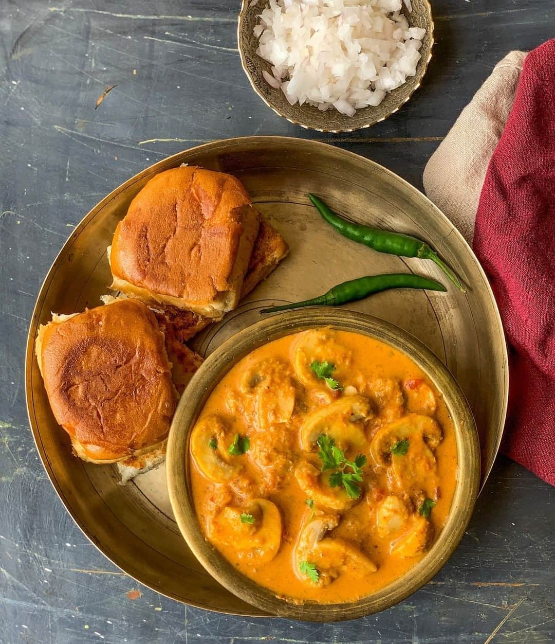 Archana's Kitchenさんのインスタグラム写真 - (Archana's KitchenInstagram)「Give this mildly spiced, flavorful goan coconut curry - the Mushroom Caldine a try ! It's packed with simple flavours of coriander, green chilli and pepper along with the tangy tamarind base. Serve it along with Pav Buns or hot steamed Ghee Rice for lunch or dinner. Get the recipe from the smart.bio link in my profile @archanaskitchen. . . . . . #recipes #easyrecipes #lunch #lunchrecipes #Indiandinner #mushroom #mushroomrecipes #archanaskitchen #healthyeating #highprotein #homemadefood #eatfit #cooking #food #healthyrecipes #foodphotography #recipeoftheday #comfortfood #deliciousfood #delicious #instayum #food」9月8日 14時30分 - archanaskitchen