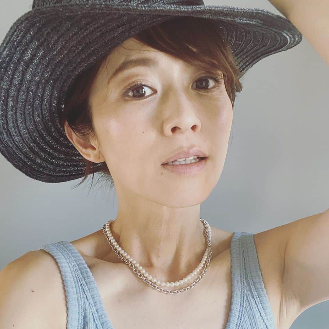 畑野ひろ子のインスタグラム：「今日の撮影終了。 私服は、　@wakanozawa がディレクターを務める　@hereiam.official のタンク。 着心地を追求したアイテムばかり！このタンクも、色違いで揃えたくなる心地よさ😆」