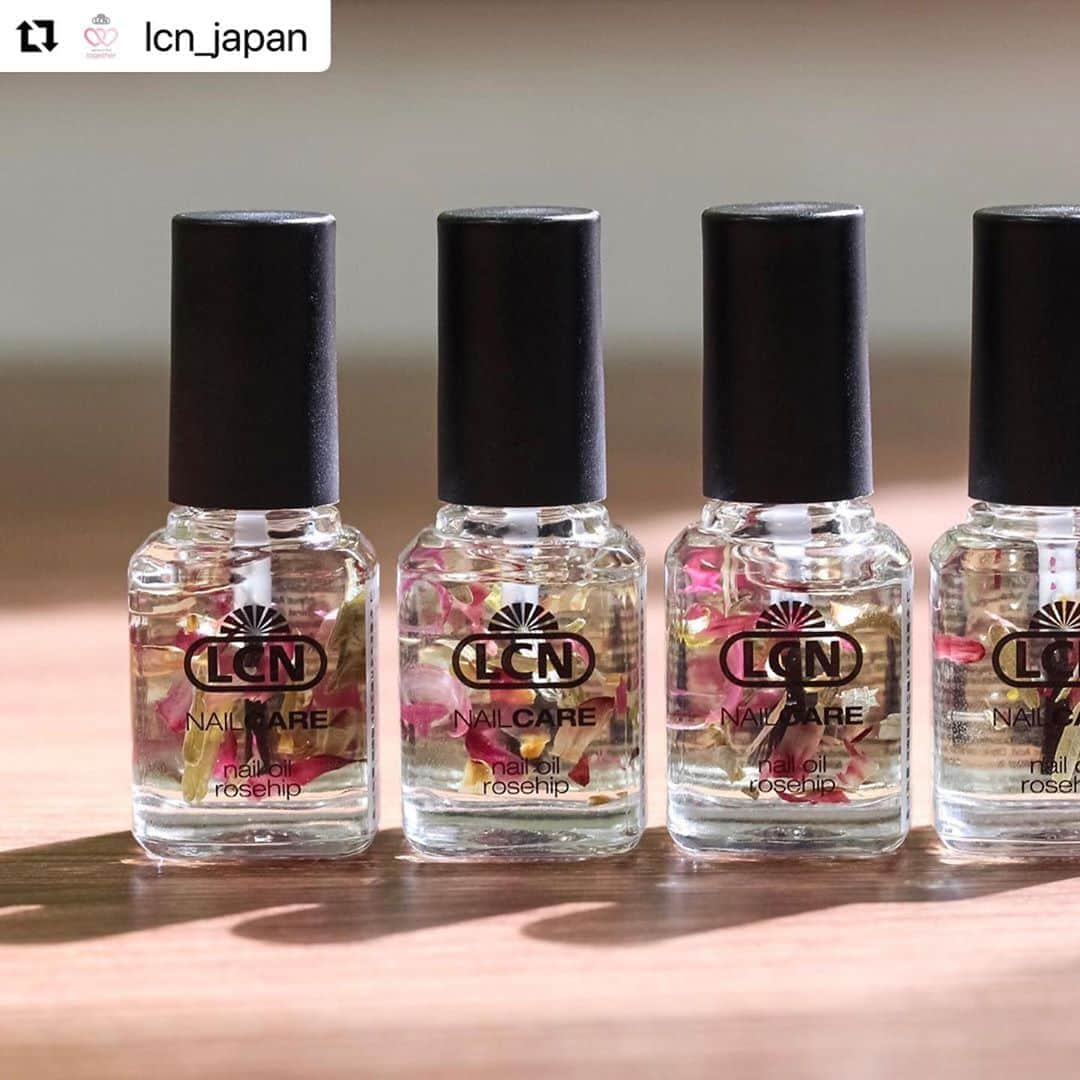 ネイルショップTATさんのインスタグラム写真 - (ネイルショップTATInstagram)「#Repost @lcn_japan with @make_repost ・・・ ◇◆9/10 release◆◇  ハーバリウム ネイルオイル 8ml  こだわり成分がギュッと詰まった 贅沢なネイルオイルです。  *サンフラワーオイル *アーモンドエキス *ローズヒップエキス  サンフラワーオイルとアーモンドエキスによるエイジングケアで、爪と爪周りを保護して健やかに保ち、ローズヒップエキスが潤いを与えます。 植物入りのネイルオイルです。 やさしいローズの香り。  ੈ✩爪周りだけでなく、指の乾燥やシワが気になる部分までお使いいただけます！  ¥1,600 (8-00)  #lcn #ネイル #ネイルケア #ネイルオイル #キューティクルオイル #ブロッサム #シュガーボックス #お花入りネイルオイル #花入りネイルオイル #植物入りオイル」9月8日 14時46分 - nailshoptat