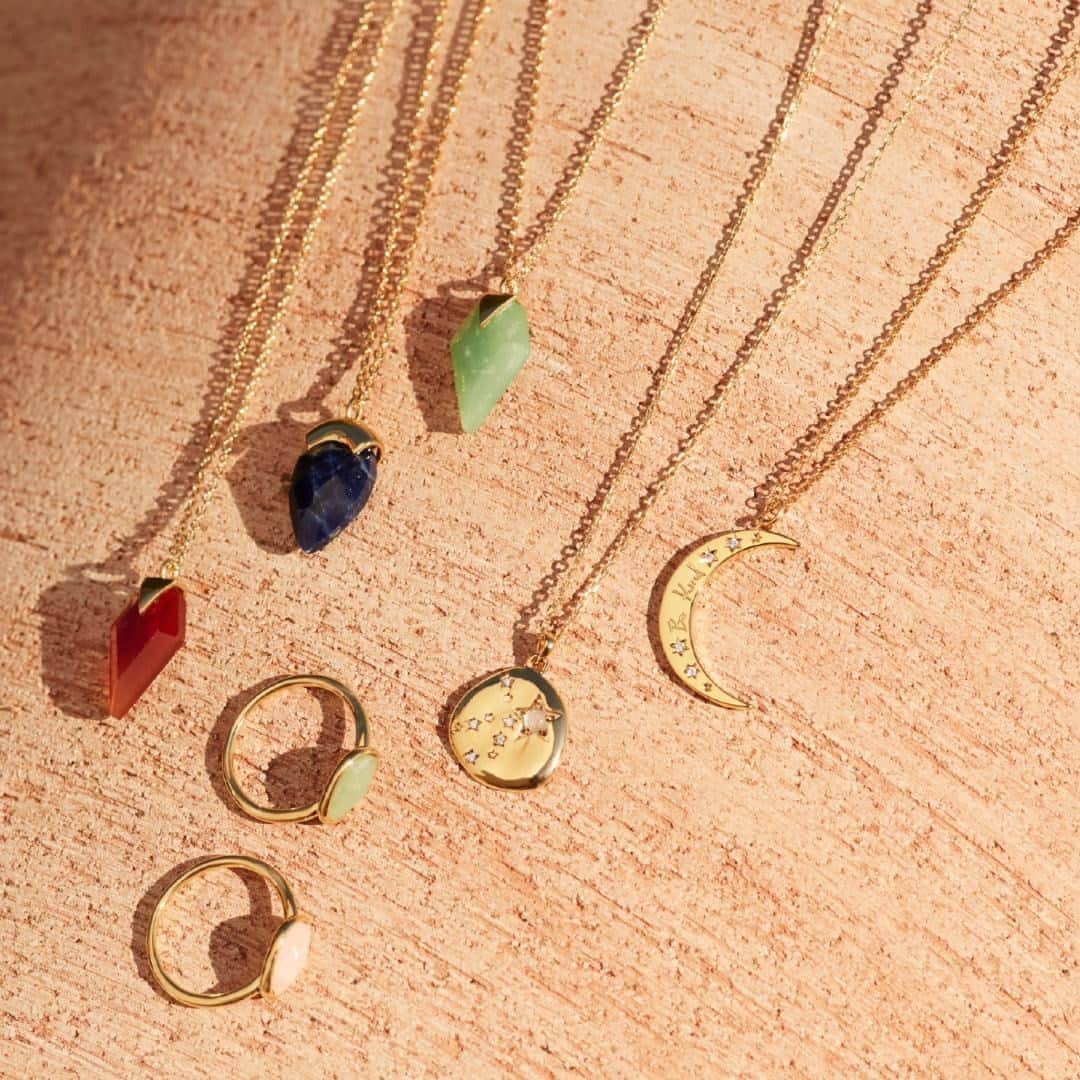 アクセサライズのインスタグラム：「Take what you need with our healing stones.  💖  Rose quartz symbolises unconditional love, emotional healing and compassion. 💚  Aventurine encourages prosperity, well-being and good luck. 💙  Labradorite symbolises change, strength and perseverance. ❤️ Carnelian inspires motivation, endurance and courage .  Tap the link in our bio to shop #Accessorize」