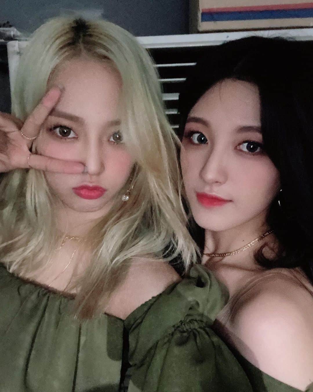 ソンのインスタグラム：「♥ 200907 @cube_clc_official twitter update – [예은] 두장 더 푼다  모두를 위한 언니의 다급한 손 이해해주라✌️ – #CLC #씨엘씨 #yeeun #예은 #イェウン #jangyeeun #clcyeeun #yeeunclc #💜 #seungyeon #승연 #seunghee #승희 #yujin #유진 #sorn #손 #ชลนสร #elkie #엘키 #莊錠欣 #eunbin #은빈 #clctranslations #kpop #kpopgirlgroups #kpopstagram #rapper」