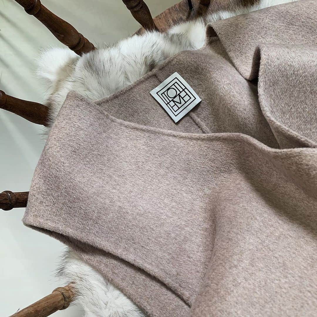 のインスタグラム：「@toteme   Oversized vest cut from a weaved wool and cashmere blend fabric🦺」