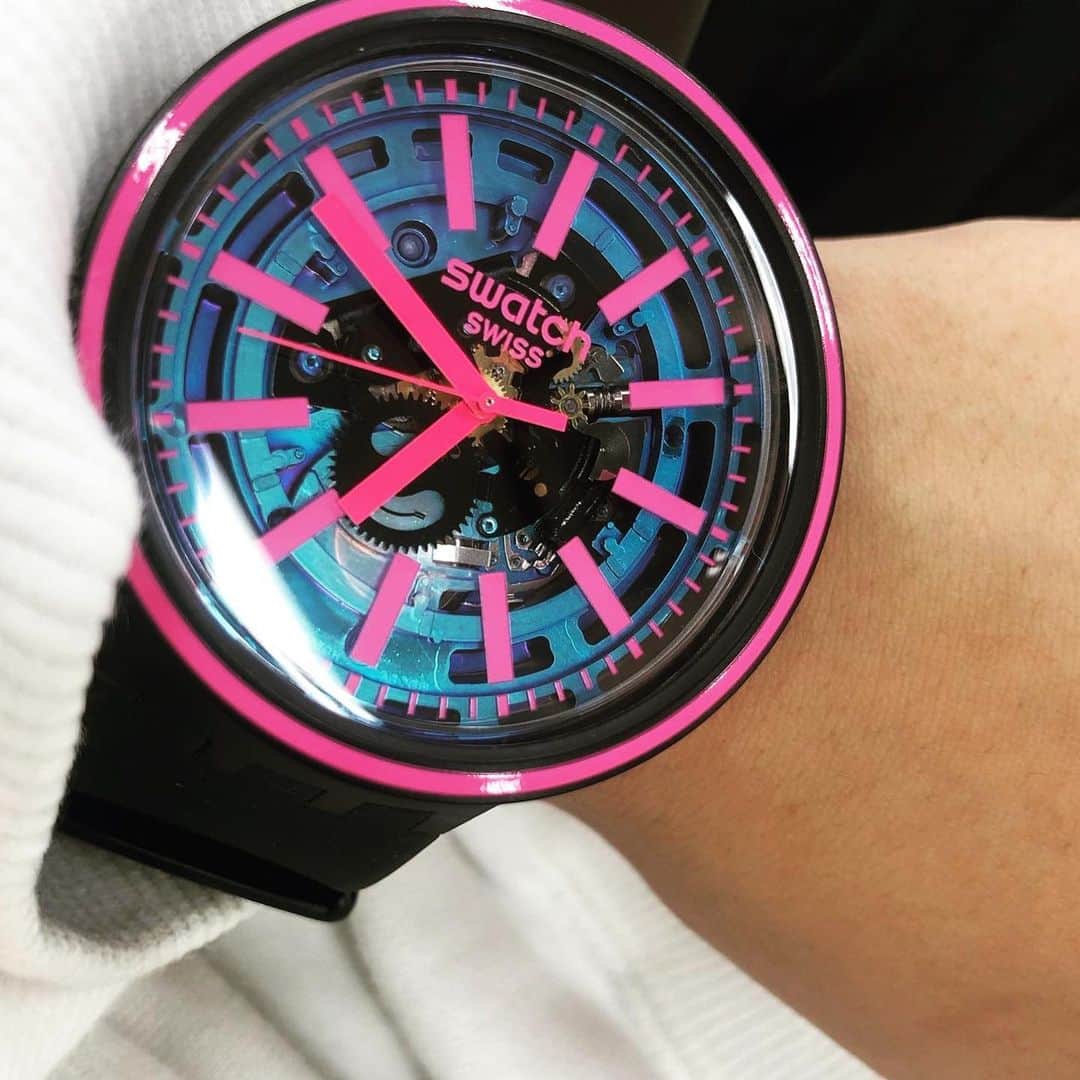 MAINA（小川舞奈）さんのインスタグラム写真 - (MAINA（小川舞奈）Instagram)「インスタライブで 紹介させていただいた #swatch の新商品💓 . . . 透き通って見える時計の中身に ユニセックスで使える 黒ベースと蛍光のピンクが 可愛くって 毎日つけてる♪💓 . . 腕時計のベルトが シリコンなので かぶれる事もなくって 穴がいっぱいあいてるので 腕が細い人でも太い人でも 誰でも簡単にフィット😳💓💓 . . . ライブキッズの方 スポーツする方 お洒落を楽しみたい方 是非💓💓 . . .  . #swatchwatch #swatchjp #swatches #swatchxyou #swatchbigbold #swatchxbape  #スウォッチ #スウォッチコーデ」9月8日 14時59分 - ssfwmaina