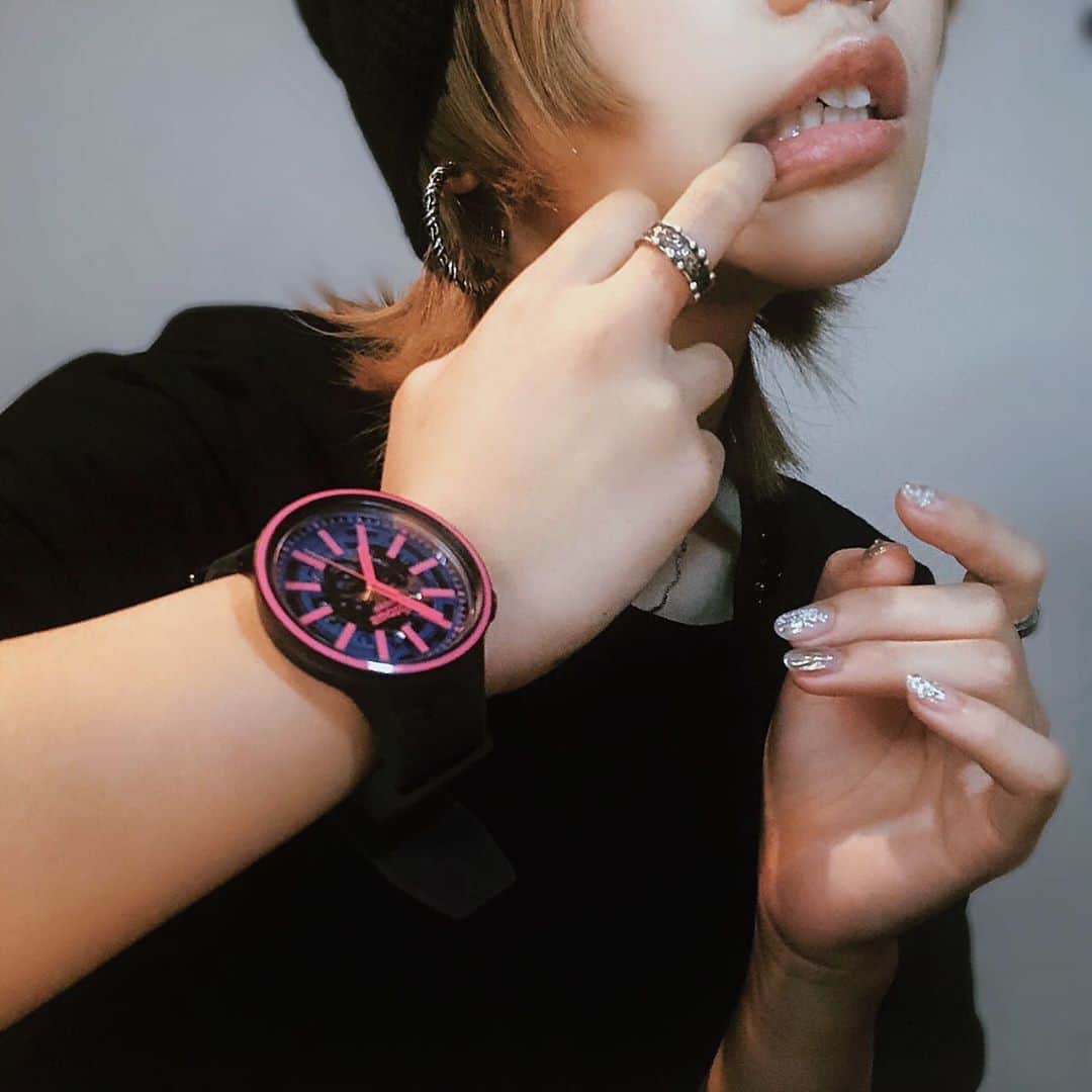 MAINA（小川舞奈）さんのインスタグラム写真 - (MAINA（小川舞奈）Instagram)「インスタライブで 紹介させていただいた #swatch の新商品💓 . . . 透き通って見える時計の中身に ユニセックスで使える 黒ベースと蛍光のピンクが 可愛くって 毎日つけてる♪💓 . . 腕時計のベルトが シリコンなので かぶれる事もなくって 穴がいっぱいあいてるので 腕が細い人でも太い人でも 誰でも簡単にフィット😳💓💓 . . . ライブキッズの方 スポーツする方 お洒落を楽しみたい方 是非💓💓 . . .  . #swatchwatch #swatchjp #swatches #swatchxyou #swatchbigbold #swatchxbape  #スウォッチ #スウォッチコーデ」9月8日 14時59分 - ssfwmaina