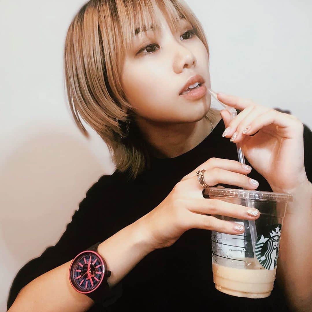 MAINA（小川舞奈）さんのインスタグラム写真 - (MAINA（小川舞奈）Instagram)「インスタライブで 紹介させていただいた #swatch の新商品💓 . . . 透き通って見える時計の中身に ユニセックスで使える 黒ベースと蛍光のピンクが 可愛くって 毎日つけてる♪💓 . . 腕時計のベルトが シリコンなので かぶれる事もなくって 穴がいっぱいあいてるので 腕が細い人でも太い人でも 誰でも簡単にフィット😳💓💓 . . . ライブキッズの方 スポーツする方 お洒落を楽しみたい方 是非💓💓 . . .  . #swatchwatch #swatchjp #swatches #swatchxyou #swatchbigbold #swatchxbape  #スウォッチ #スウォッチコーデ」9月8日 14時59分 - ssfwmaina