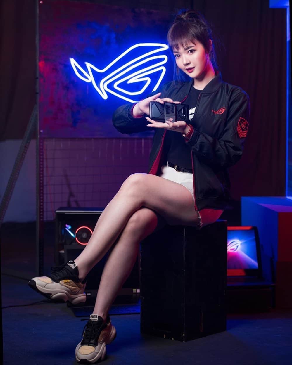 YingTzeさんのインスタグラム写真 - (YingTzeInstagram)「Ponytail + TShirt + Mini Skirt + Sneakers + The latest ROG Phone 3 💕 _ Super like the photos from this set ~~~ it’s my fav ROG photos so far this year ! Thank you @asusrogmalaysia for the opportunities ❤️🥺  _ #blessed #rogmykol #rogphone #asusrog #republicofgamers #gamergirl #gamermalaysia #gamingphone」9月8日 15時09分 - yingtze