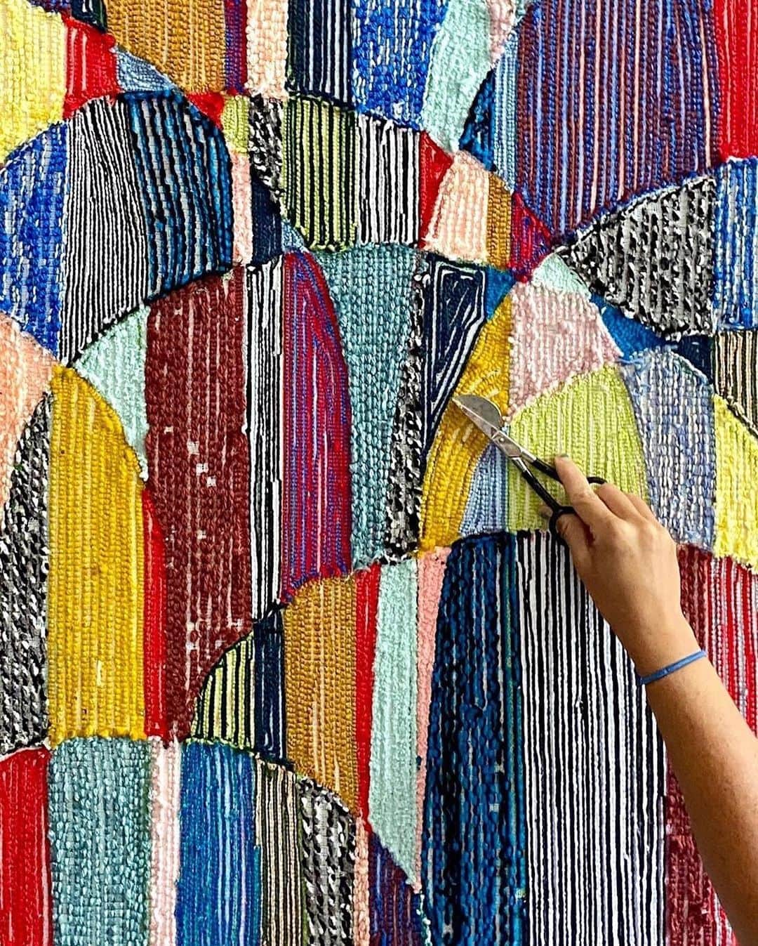 Design Milkさんのインスタグラム写真 - (Design MilkInstagram)「Stripes on stripes on stripes! 😍 Incredible #textileart by @trishandersenart.」9月8日 15時10分 - designmilk