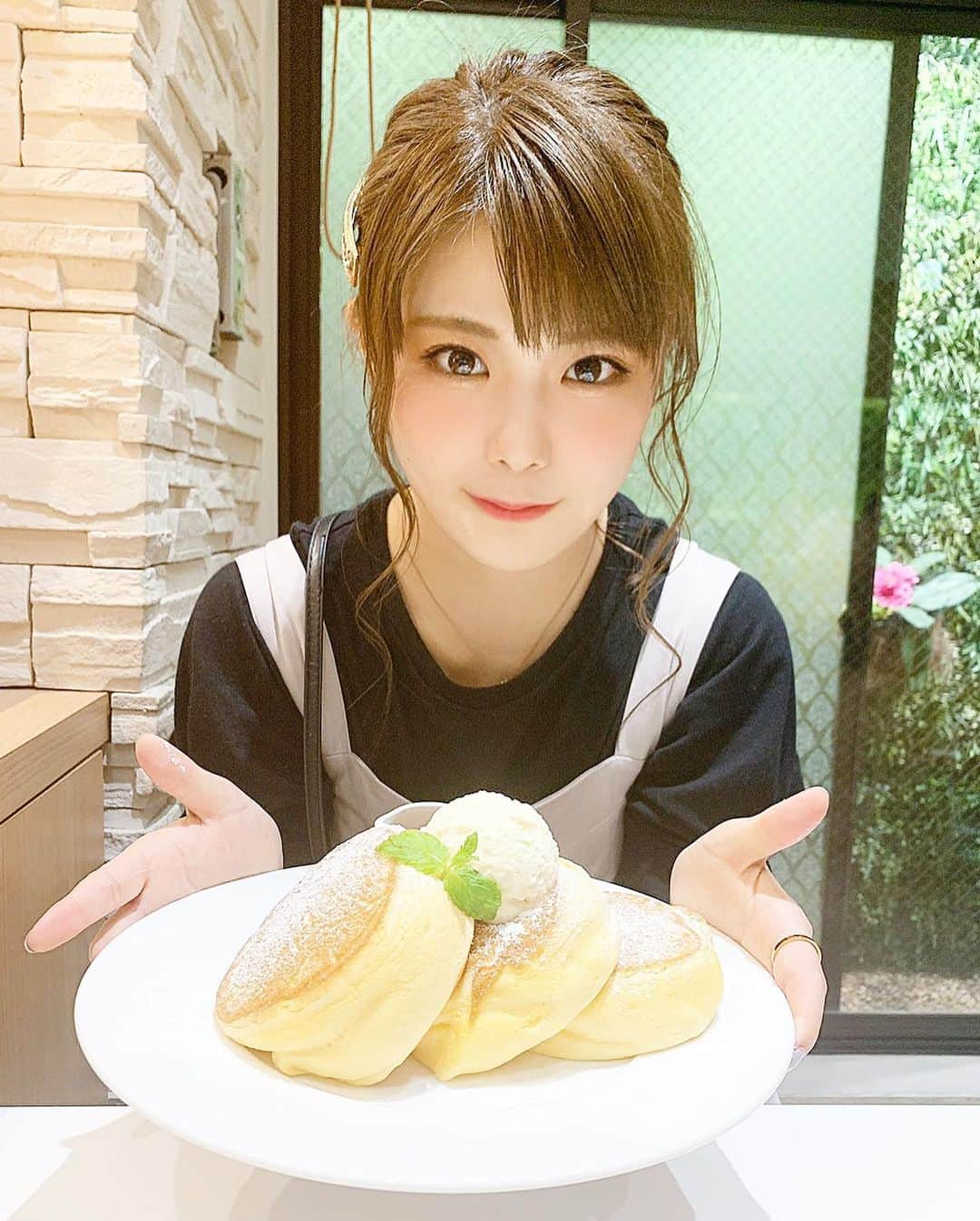 川村虹花のインスタグラム：「幸せのパンケーキ。 いつも張り切って食べ始めるけど 残りの1枚キツくなる😂 多分2人でわける位が丁度いい。 ･ #幸せのパンケーキ  #表参道カフェ  #幸せ感じた」