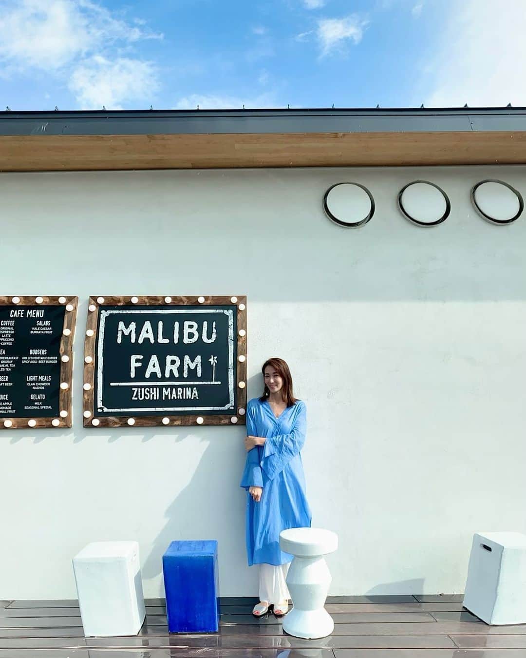大河内奈々子のインスタグラム：「MALIBU FARMへ。  このロングチュニックが軽くて涼しくで快適😊 これから涼しくなる季節にたくさん着れそうです  でもお天気が急に変わるのでドキドキした一日だった😅  #椅子と空とカラーコーディネートができました　#zushi #zushimarina #mylanka #夏の日 #ootd #outfit」