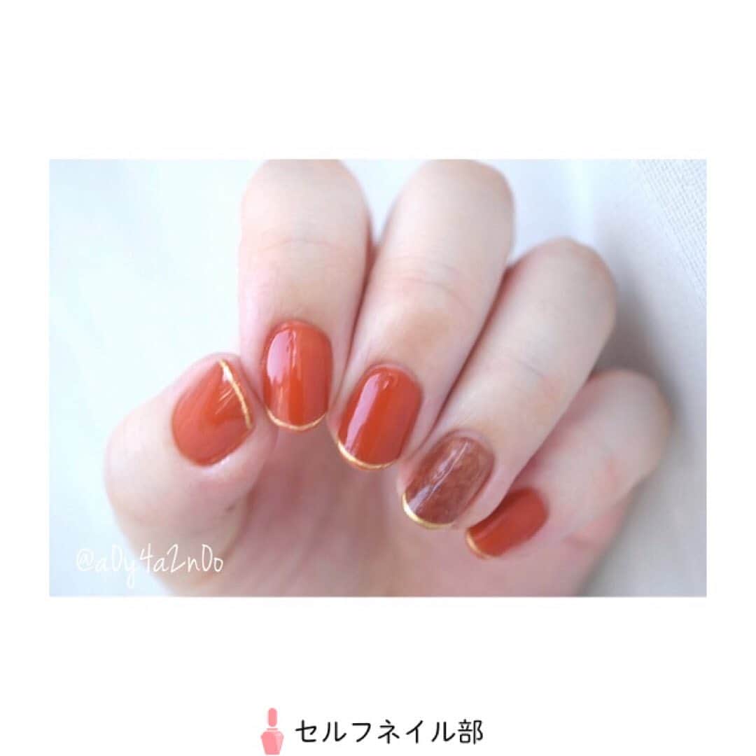 セルフネイル部 公式アカウントのインスタグラム：「(@a0y4a2n0o)さんの、﻿ 「夏と秋の間ネイル」を紹介します💅﻿ ﻿ 〜やり方〜﻿ ①薬指以外はオレンジを2度塗りする。﻿ ②薬指は茶色をわざとムラになるように1度塗りしてトップコートを塗る。﻿ ③すべての指先にラインシールを貼る。﻿ ④トップコートを塗って完成。﻿ ﻿ 〜使用するもな〜﻿ Causettejoli  HIMAWARIOMOISOMERU﻿ genish  NO.64 オールドアンバー﻿ DAISO ラインシール﻿ ﻿ 《セルフネイル部プロデューサーからのコメント💅》﻿ オレンジのカラーがおとなカラーですてきです☺︎ゴールドの相性のよさがまたたまりません💅」