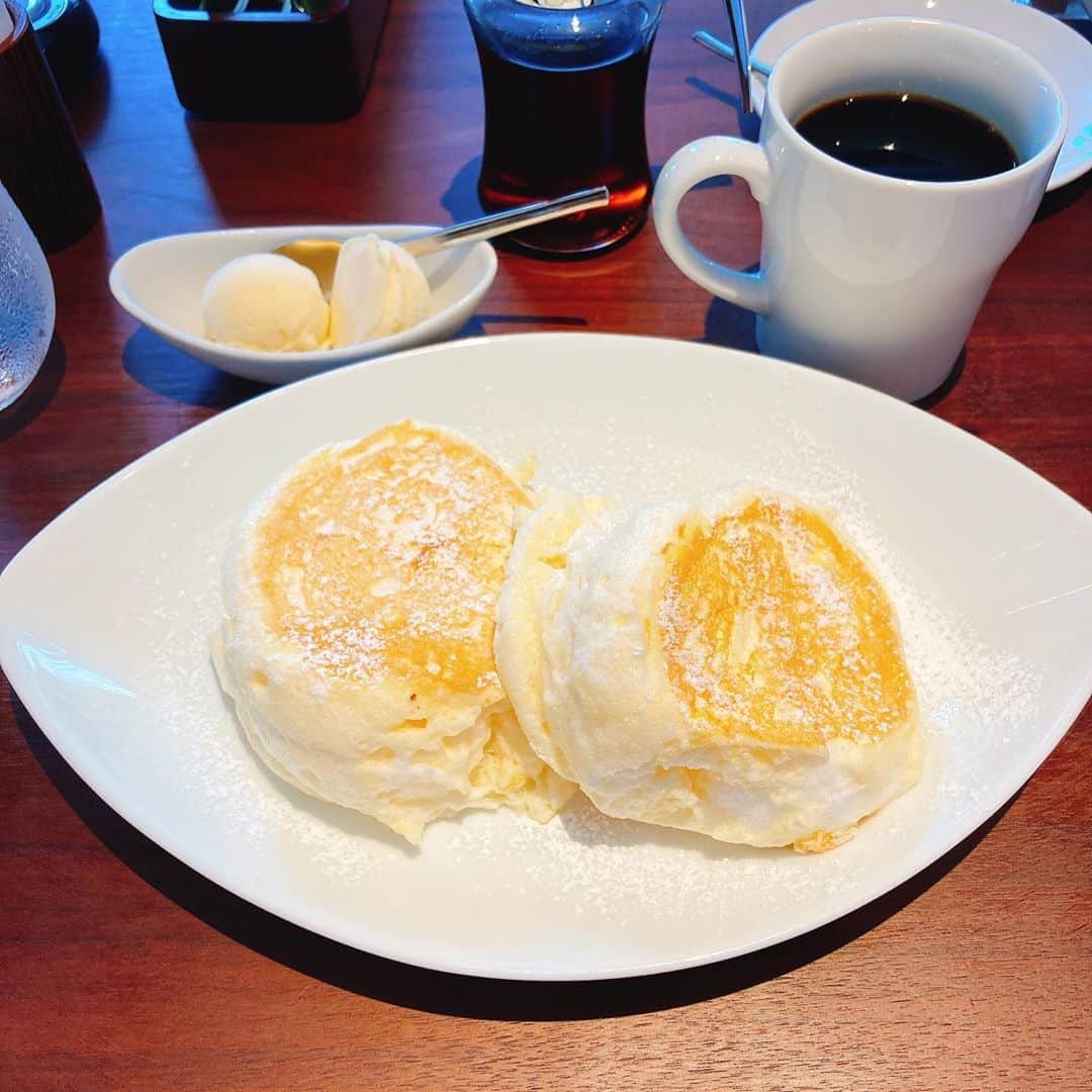 田井弘子さんのインスタグラム写真 - (田井弘子Instagram)「さっきのホットコーヒーと一緒にね #ふわとろパンケーキ   も頼んだんです。映えてるでしょ？ 目の前来た途端 わ〜〜♡ ってなりました。  まぁ、でもね。正直これ  ほぼメレンゲやーん  て事は、ほぼ空気。。。  いやお店も品物も悪くないんです。 貧乏性の私の見解ですm(_ _)m こんどは、しっかり目の詰まったズッシリパンケーキにしよう。」9月8日 15時17分 - hirokotai
