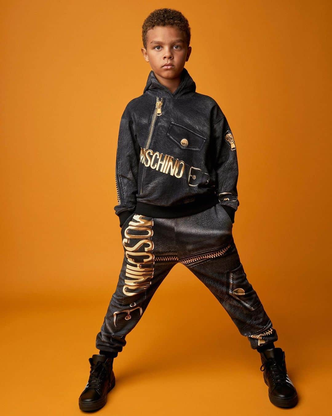 Moschinoさんのインスタグラム写真 - (MoschinoInstagram)「Moschino kids on moschino.com and Moschino Shops #moschino @itsjeremyscott #moschinobabykidteen photo #daniloscarpati styled @carolabianchi1」9月8日 15時21分 - moschino