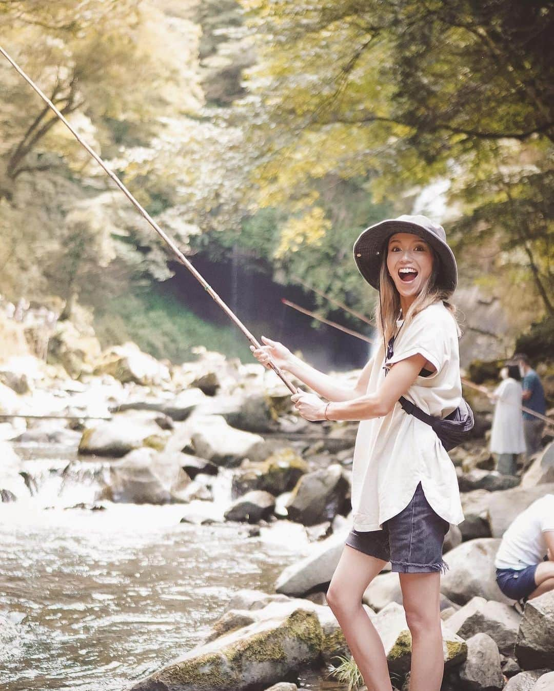 階上実穂さんのインスタグラム写真 - (階上実穂Instagram)「最終日は朝からニジマス釣り🎣  釣れないと無言に真顔。 釣れるとこんな笑顔になる𝟹𝟸歳w  𝟺枚目は𝙷𝙸𝚃した時の顔ね😂 食べるのは嫌いだけど釣るのは大好きー！笑」9月8日 15時35分 - miho_ishigami