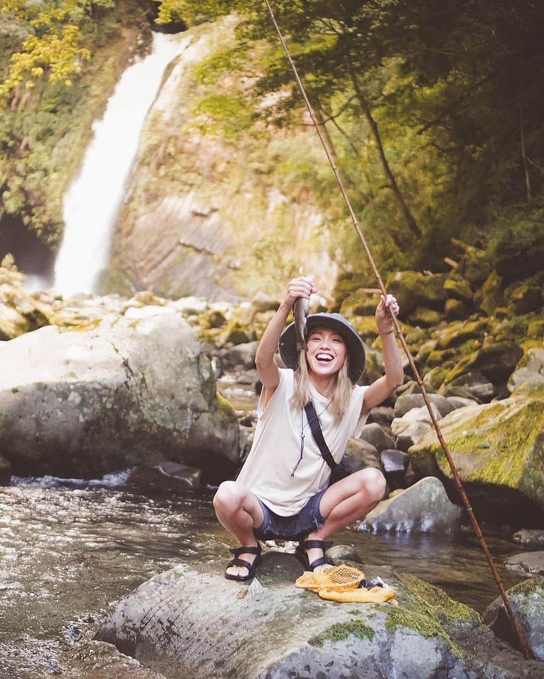 階上実穂さんのインスタグラム写真 - (階上実穂Instagram)「最終日は朝からニジマス釣り🎣  釣れないと無言に真顔。 釣れるとこんな笑顔になる𝟹𝟸歳w  𝟺枚目は𝙷𝙸𝚃した時の顔ね😂 食べるのは嫌いだけど釣るのは大好きー！笑」9月8日 15時35分 - miho_ishigami