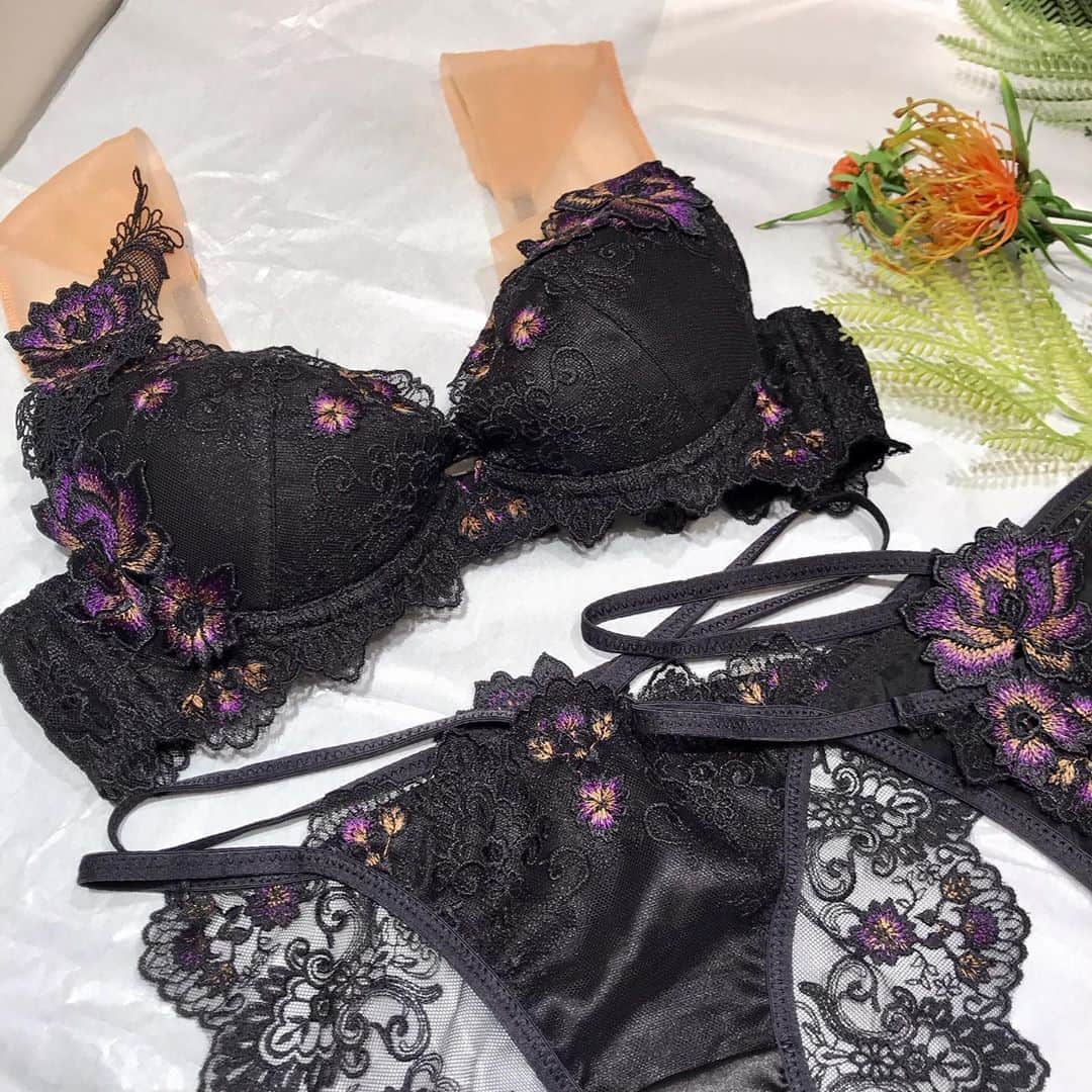 Ravijour札幌4丁目プラザ店のインスタグラム：「#onsale  【LINGERIEAM】 ・アンティークフラワー グラマーアップブラセット  ¥24,000+tax   詳しくはTOPのURLから飛んでブログをご覧下さい😊💓  #ravijour #ラヴィジュール #LINGERIEAM #ランジェリアム #ravijourstaff  #ravijoursapporo  #ravijour_official  #pivot #ピヴォ」