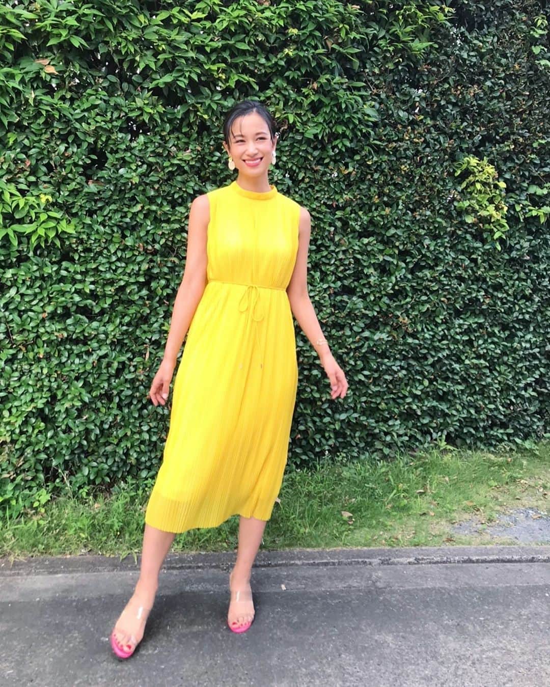 のインスタグラム：「今日9/8(火)よる8時〜 TBS #教えてもらう前と後 出演させていただいております💛 ぜひご覧ください✌︎  onepiece... @celford_official accessories... @osewaya_official heels... @louboutinworld」