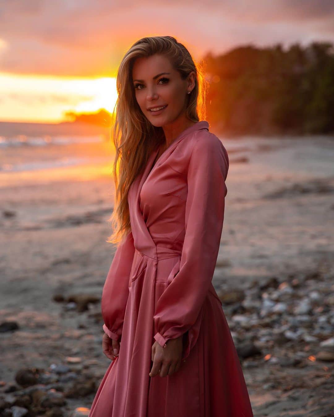 クリスタル・ハリスのインスタグラム：「I’m apparently obsessed with this pink dress. I also really love sunsets. Anywhere I can see the sun setting over the water is my favorite. I play around with the idea of moving somewhere exotic near the ocean, maybe it’s the vagabond in me. Sweet dreams and I love you guys 💕」