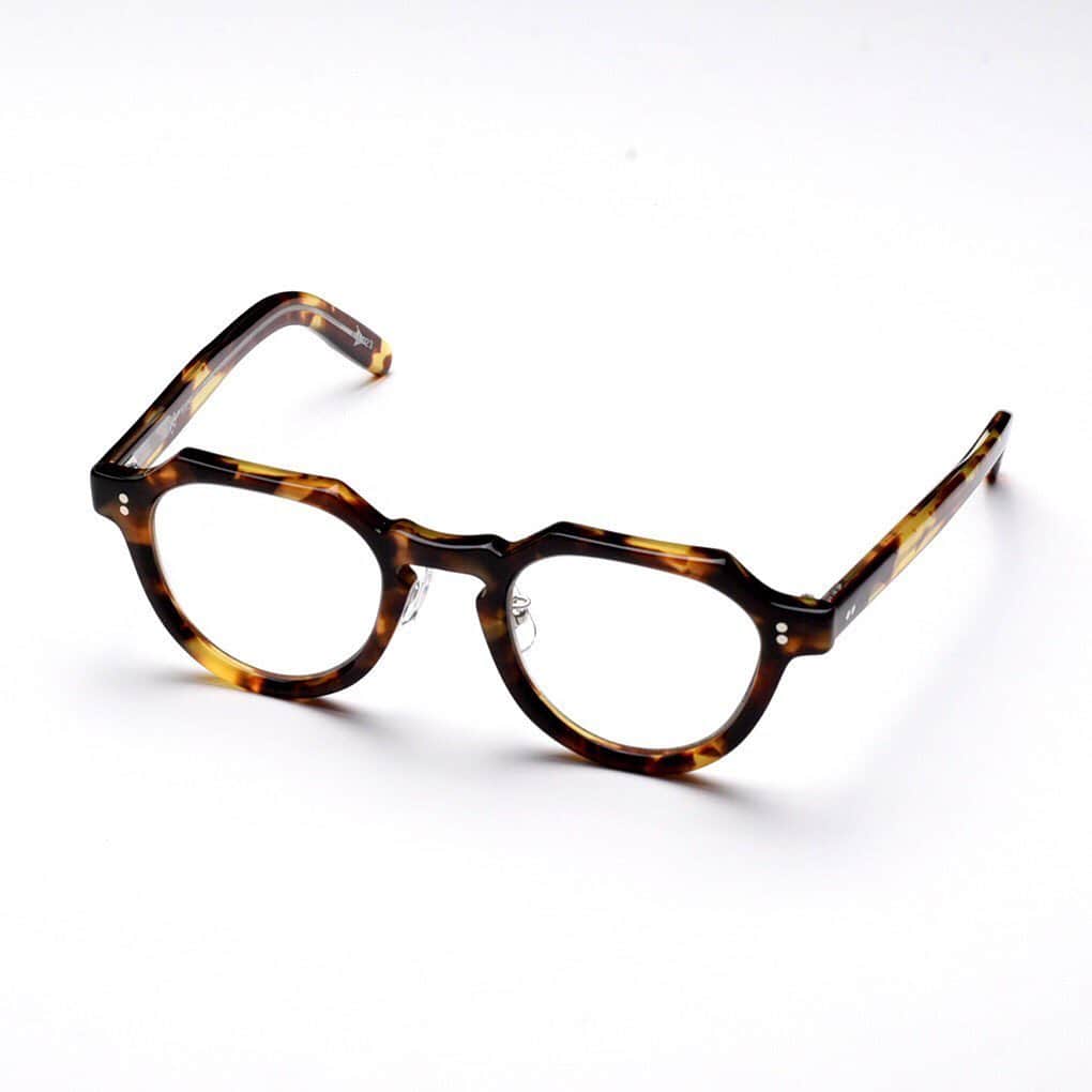 blincvaseさんのインスタグラム写真 - (blincvaseInstagram)「． 今月のメガネロック、入荷しております！ ． 新入荷のVECTOR012 はメガネロックらしく立体感のある、パンチの効いた一本になっております。 ． 各色1本ずつの入荷です！お早めに！！ ． #meganerock ． Brand: MEGANEROCK（メガネロック） Model: VECTOR012 Color: BK,DEMI,OLIVE Price: ¥35,200-(w/tax)」9月8日 21時07分 - blincvase