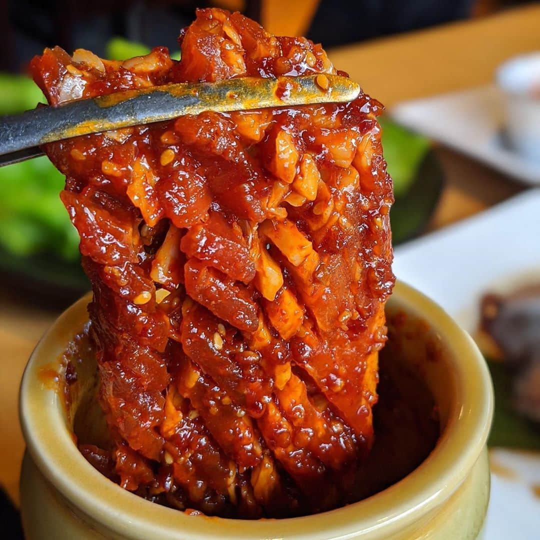 大見さなえさんのインスタグラム写真 - (大見さなえInstagram)「明日9月9日から韓国フェア開始😋🥩🇰🇷﻿ 『#焼肉きんぐ 』﻿ 全国245店舗を展開する焼肉食べ放題専門店✨﻿ 新メニュー試食会行ってきました🏃‍♀️﻿ ﻿ 秋季限定🍁韓国の旨辛料理を中心としたメニューは﻿ 【きんぐコース 2980円】【プレミアムコース 3980円】 の食べ放題にすべて含まれています☺️﻿ ﻿ ・ドルチェポルコ 極厚サムギョップサル 880円﻿ 韓国焼肉といえばサムギョップサル！ 厚さ1.5cmの甘みのある豚肉を﻿、キムチと味噌をのせ サンチュに巻いてヘルシーに✨﻿ ・ドルチェポルコ 壺漬けデジカルビ 680円﻿ ・モッツァレラチーズかけ放題 石焼ハニーチキン 780円﻿ ・焼肉きんぐの韓国風ＴＫＧ﻿ ・【辛ラーメン】旨辛キムチラーメン 580円 本格的な辛さ😎🔥﻿ ・焼肉きんぐのチョコチュロス﻿ ・チーズボール 280円﻿ ・ホンチョ ざくろソーダ/青りんごソーダ 280円﻿ 韓国で人気のお酢ドリンクで後味さっぱり✨﻿ ﻿ 特にオススメが石焼ハニーチキン！！﻿ 甘辛なヤンニョムチキンにチーズを店員さんと 掛け声して﻿ストップするまでかけ放題😍🧀﻿ 石焼だからチーズがカリッとなったところも またおつまみになる🤤﻿ ﻿ ﻿ 焼肉きんぐはタッチパネル式の食べ放題で、﻿ 店内の換気も4分19秒で全体空気が 入れ替わるようになっていて衛生面も安心✨﻿ ﻿ 家族や友達と中々海外旅行できない中、﻿ 気分だけでも韓国焼肉を楽しむのに良い🙆‍♀️💓﻿ ﻿ #韓国フェア #焼肉 #めぐログ_ 狛江﻿ #韓国料理 #壺漬けカルビ #新メニュー #試食会 #pr #焼肉食べ放題 #食べ放題 #やきにく #韓国焼肉」9月8日 21時07分 - tabe_megumi