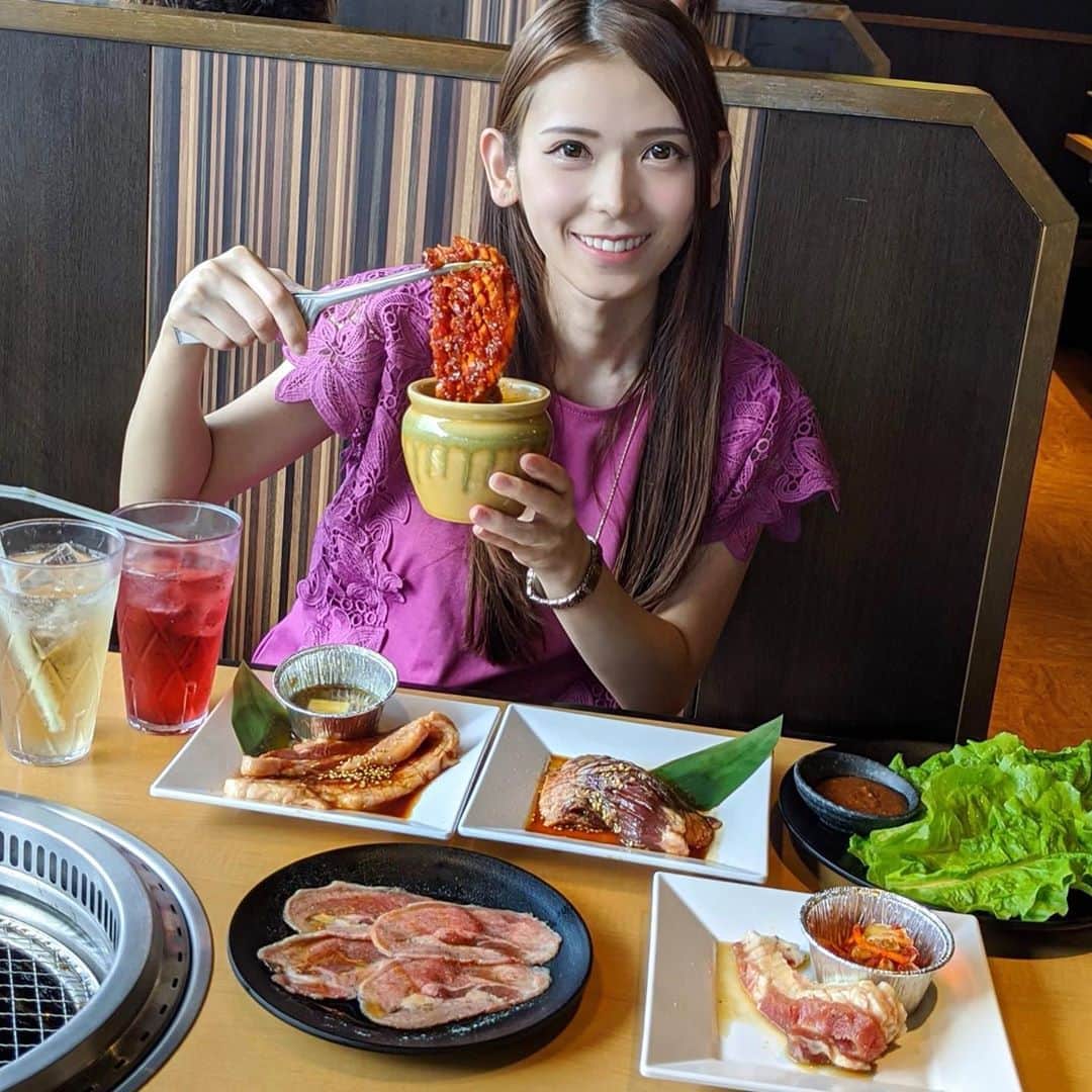 大見さなえさんのインスタグラム写真 - (大見さなえInstagram)「明日9月9日から韓国フェア開始😋🥩🇰🇷﻿ 『#焼肉きんぐ 』﻿ 全国245店舗を展開する焼肉食べ放題専門店✨﻿ 新メニュー試食会行ってきました🏃‍♀️﻿ ﻿ 秋季限定🍁韓国の旨辛料理を中心としたメニューは﻿ 【きんぐコース 2980円】【プレミアムコース 3980円】 の食べ放題にすべて含まれています☺️﻿ ﻿ ・ドルチェポルコ 極厚サムギョップサル 880円﻿ 韓国焼肉といえばサムギョップサル！ 厚さ1.5cmの甘みのある豚肉を﻿、キムチと味噌をのせ サンチュに巻いてヘルシーに✨﻿ ・ドルチェポルコ 壺漬けデジカルビ 680円﻿ ・モッツァレラチーズかけ放題 石焼ハニーチキン 780円﻿ ・焼肉きんぐの韓国風ＴＫＧ﻿ ・【辛ラーメン】旨辛キムチラーメン 580円 本格的な辛さ😎🔥﻿ ・焼肉きんぐのチョコチュロス﻿ ・チーズボール 280円﻿ ・ホンチョ ざくろソーダ/青りんごソーダ 280円﻿ 韓国で人気のお酢ドリンクで後味さっぱり✨﻿ ﻿ 特にオススメが石焼ハニーチキン！！﻿ 甘辛なヤンニョムチキンにチーズを店員さんと 掛け声して﻿ストップするまでかけ放題😍🧀﻿ 石焼だからチーズがカリッとなったところも またおつまみになる🤤﻿ ﻿ ﻿ 焼肉きんぐはタッチパネル式の食べ放題で、﻿ 店内の換気も4分19秒で全体空気が 入れ替わるようになっていて衛生面も安心✨﻿ ﻿ 家族や友達と中々海外旅行できない中、﻿ 気分だけでも韓国焼肉を楽しむのに良い🙆‍♀️💓﻿ ﻿ #韓国フェア #焼肉 #めぐログ_ 狛江﻿ #韓国料理 #壺漬けカルビ #新メニュー #試食会 #pr #焼肉食べ放題 #食べ放題 #やきにく #韓国焼肉」9月8日 21時07分 - tabe_megumi