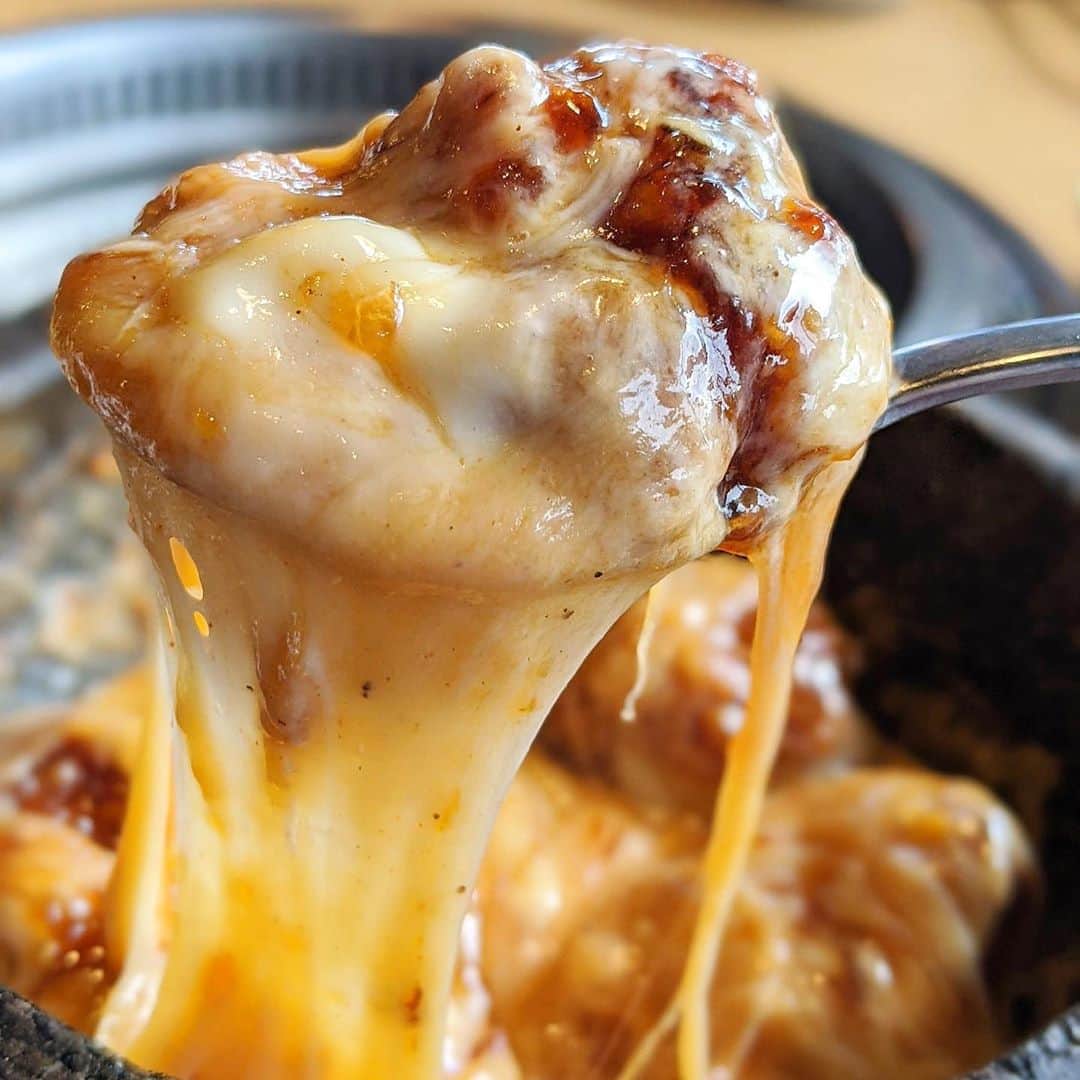 大見さなえさんのインスタグラム写真 - (大見さなえInstagram)「明日9月9日から韓国フェア開始😋🥩🇰🇷﻿ 『#焼肉きんぐ 』﻿ 全国245店舗を展開する焼肉食べ放題専門店✨﻿ 新メニュー試食会行ってきました🏃‍♀️﻿ ﻿ 秋季限定🍁韓国の旨辛料理を中心としたメニューは﻿ 【きんぐコース 2980円】【プレミアムコース 3980円】 の食べ放題にすべて含まれています☺️﻿ ﻿ ・ドルチェポルコ 極厚サムギョップサル 880円﻿ 韓国焼肉といえばサムギョップサル！ 厚さ1.5cmの甘みのある豚肉を﻿、キムチと味噌をのせ サンチュに巻いてヘルシーに✨﻿ ・ドルチェポルコ 壺漬けデジカルビ 680円﻿ ・モッツァレラチーズかけ放題 石焼ハニーチキン 780円﻿ ・焼肉きんぐの韓国風ＴＫＧ﻿ ・【辛ラーメン】旨辛キムチラーメン 580円 本格的な辛さ😎🔥﻿ ・焼肉きんぐのチョコチュロス﻿ ・チーズボール 280円﻿ ・ホンチョ ざくろソーダ/青りんごソーダ 280円﻿ 韓国で人気のお酢ドリンクで後味さっぱり✨﻿ ﻿ 特にオススメが石焼ハニーチキン！！﻿ 甘辛なヤンニョムチキンにチーズを店員さんと 掛け声して﻿ストップするまでかけ放題😍🧀﻿ 石焼だからチーズがカリッとなったところも またおつまみになる🤤﻿ ﻿ ﻿ 焼肉きんぐはタッチパネル式の食べ放題で、﻿ 店内の換気も4分19秒で全体空気が 入れ替わるようになっていて衛生面も安心✨﻿ ﻿ 家族や友達と中々海外旅行できない中、﻿ 気分だけでも韓国焼肉を楽しむのに良い🙆‍♀️💓﻿ ﻿ #韓国フェア #焼肉 #めぐログ_ 狛江﻿ #韓国料理 #壺漬けカルビ #新メニュー #試食会 #pr #焼肉食べ放題 #食べ放題 #やきにく #韓国焼肉」9月8日 21時07分 - tabe_megumi