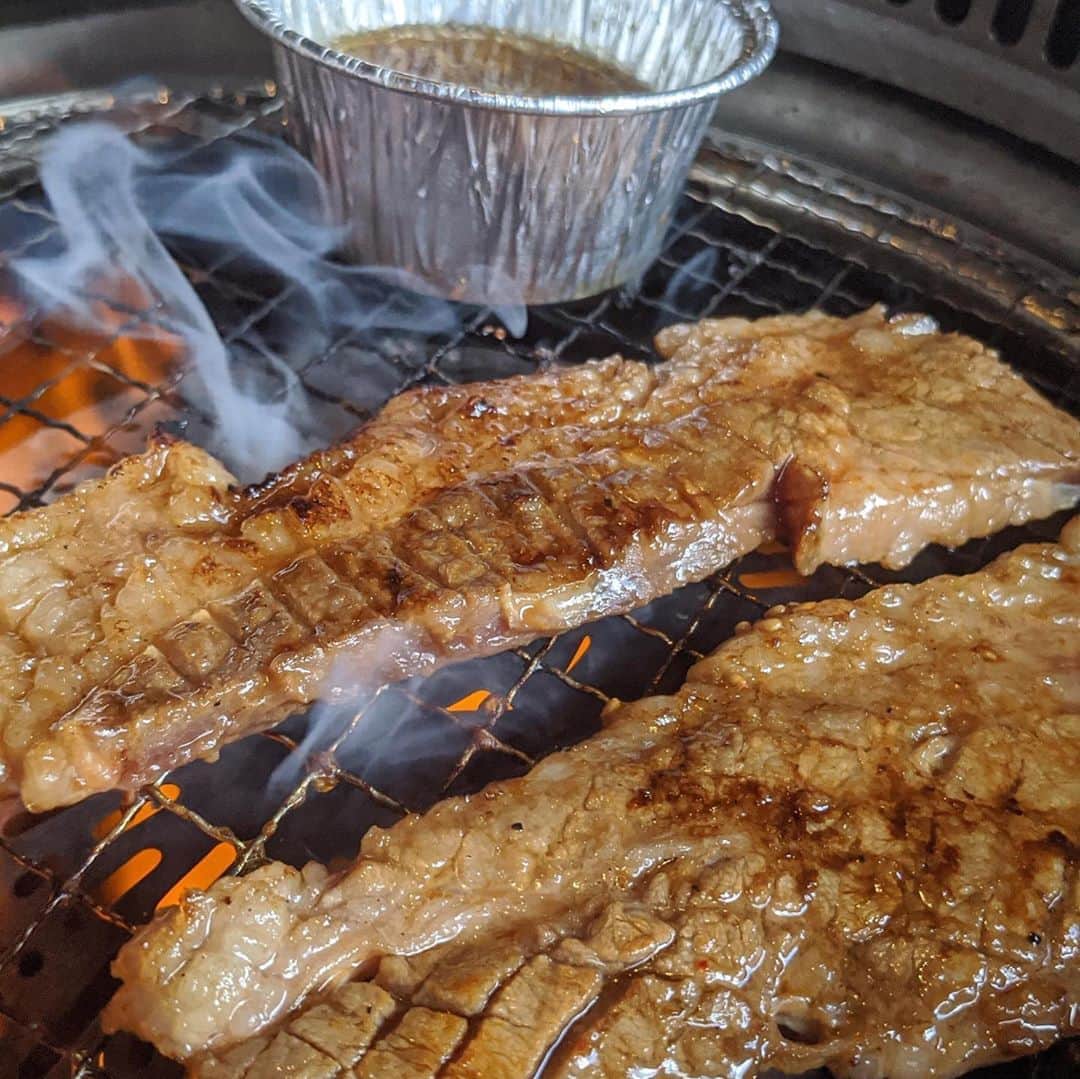 大見さなえさんのインスタグラム写真 - (大見さなえInstagram)「明日9月9日から韓国フェア開始😋🥩🇰🇷﻿ 『#焼肉きんぐ 』﻿ 全国245店舗を展開する焼肉食べ放題専門店✨﻿ 新メニュー試食会行ってきました🏃‍♀️﻿ ﻿ 秋季限定🍁韓国の旨辛料理を中心としたメニューは﻿ 【きんぐコース 2980円】【プレミアムコース 3980円】 の食べ放題にすべて含まれています☺️﻿ ﻿ ・ドルチェポルコ 極厚サムギョップサル 880円﻿ 韓国焼肉といえばサムギョップサル！ 厚さ1.5cmの甘みのある豚肉を﻿、キムチと味噌をのせ サンチュに巻いてヘルシーに✨﻿ ・ドルチェポルコ 壺漬けデジカルビ 680円﻿ ・モッツァレラチーズかけ放題 石焼ハニーチキン 780円﻿ ・焼肉きんぐの韓国風ＴＫＧ﻿ ・【辛ラーメン】旨辛キムチラーメン 580円 本格的な辛さ😎🔥﻿ ・焼肉きんぐのチョコチュロス﻿ ・チーズボール 280円﻿ ・ホンチョ ざくろソーダ/青りんごソーダ 280円﻿ 韓国で人気のお酢ドリンクで後味さっぱり✨﻿ ﻿ 特にオススメが石焼ハニーチキン！！﻿ 甘辛なヤンニョムチキンにチーズを店員さんと 掛け声して﻿ストップするまでかけ放題😍🧀﻿ 石焼だからチーズがカリッとなったところも またおつまみになる🤤﻿ ﻿ ﻿ 焼肉きんぐはタッチパネル式の食べ放題で、﻿ 店内の換気も4分19秒で全体空気が 入れ替わるようになっていて衛生面も安心✨﻿ ﻿ 家族や友達と中々海外旅行できない中、﻿ 気分だけでも韓国焼肉を楽しむのに良い🙆‍♀️💓﻿ ﻿ #韓国フェア #焼肉 #めぐログ_ 狛江﻿ #韓国料理 #壺漬けカルビ #新メニュー #試食会 #pr #焼肉食べ放題 #食べ放題 #やきにく #韓国焼肉」9月8日 21時07分 - tabe_megumi