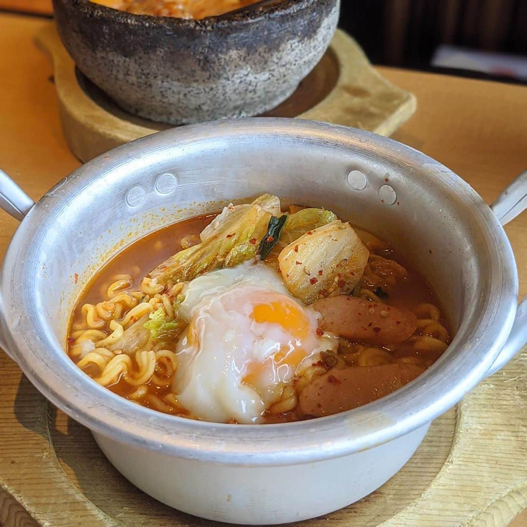 大見さなえさんのインスタグラム写真 - (大見さなえInstagram)「明日9月9日から韓国フェア開始😋🥩🇰🇷﻿ 『#焼肉きんぐ 』﻿ 全国245店舗を展開する焼肉食べ放題専門店✨﻿ 新メニュー試食会行ってきました🏃‍♀️﻿ ﻿ 秋季限定🍁韓国の旨辛料理を中心としたメニューは﻿ 【きんぐコース 2980円】【プレミアムコース 3980円】 の食べ放題にすべて含まれています☺️﻿ ﻿ ・ドルチェポルコ 極厚サムギョップサル 880円﻿ 韓国焼肉といえばサムギョップサル！ 厚さ1.5cmの甘みのある豚肉を﻿、キムチと味噌をのせ サンチュに巻いてヘルシーに✨﻿ ・ドルチェポルコ 壺漬けデジカルビ 680円﻿ ・モッツァレラチーズかけ放題 石焼ハニーチキン 780円﻿ ・焼肉きんぐの韓国風ＴＫＧ﻿ ・【辛ラーメン】旨辛キムチラーメン 580円 本格的な辛さ😎🔥﻿ ・焼肉きんぐのチョコチュロス﻿ ・チーズボール 280円﻿ ・ホンチョ ざくろソーダ/青りんごソーダ 280円﻿ 韓国で人気のお酢ドリンクで後味さっぱり✨﻿ ﻿ 特にオススメが石焼ハニーチキン！！﻿ 甘辛なヤンニョムチキンにチーズを店員さんと 掛け声して﻿ストップするまでかけ放題😍🧀﻿ 石焼だからチーズがカリッとなったところも またおつまみになる🤤﻿ ﻿ ﻿ 焼肉きんぐはタッチパネル式の食べ放題で、﻿ 店内の換気も4分19秒で全体空気が 入れ替わるようになっていて衛生面も安心✨﻿ ﻿ 家族や友達と中々海外旅行できない中、﻿ 気分だけでも韓国焼肉を楽しむのに良い🙆‍♀️💓﻿ ﻿ #韓国フェア #焼肉 #めぐログ_ 狛江﻿ #韓国料理 #壺漬けカルビ #新メニュー #試食会 #pr #焼肉食べ放題 #食べ放題 #やきにく #韓国焼肉」9月8日 21時07分 - tabe_megumi