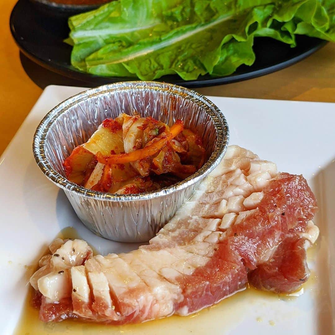 大見さなえさんのインスタグラム写真 - (大見さなえInstagram)「明日9月9日から韓国フェア開始😋🥩🇰🇷﻿ 『#焼肉きんぐ 』﻿ 全国245店舗を展開する焼肉食べ放題専門店✨﻿ 新メニュー試食会行ってきました🏃‍♀️﻿ ﻿ 秋季限定🍁韓国の旨辛料理を中心としたメニューは﻿ 【きんぐコース 2980円】【プレミアムコース 3980円】 の食べ放題にすべて含まれています☺️﻿ ﻿ ・ドルチェポルコ 極厚サムギョップサル 880円﻿ 韓国焼肉といえばサムギョップサル！ 厚さ1.5cmの甘みのある豚肉を﻿、キムチと味噌をのせ サンチュに巻いてヘルシーに✨﻿ ・ドルチェポルコ 壺漬けデジカルビ 680円﻿ ・モッツァレラチーズかけ放題 石焼ハニーチキン 780円﻿ ・焼肉きんぐの韓国風ＴＫＧ﻿ ・【辛ラーメン】旨辛キムチラーメン 580円 本格的な辛さ😎🔥﻿ ・焼肉きんぐのチョコチュロス﻿ ・チーズボール 280円﻿ ・ホンチョ ざくろソーダ/青りんごソーダ 280円﻿ 韓国で人気のお酢ドリンクで後味さっぱり✨﻿ ﻿ 特にオススメが石焼ハニーチキン！！﻿ 甘辛なヤンニョムチキンにチーズを店員さんと 掛け声して﻿ストップするまでかけ放題😍🧀﻿ 石焼だからチーズがカリッとなったところも またおつまみになる🤤﻿ ﻿ ﻿ 焼肉きんぐはタッチパネル式の食べ放題で、﻿ 店内の換気も4分19秒で全体空気が 入れ替わるようになっていて衛生面も安心✨﻿ ﻿ 家族や友達と中々海外旅行できない中、﻿ 気分だけでも韓国焼肉を楽しむのに良い🙆‍♀️💓﻿ ﻿ #韓国フェア #焼肉 #めぐログ_ 狛江﻿ #韓国料理 #壺漬けカルビ #新メニュー #試食会 #pr #焼肉食べ放題 #食べ放題 #やきにく #韓国焼肉」9月8日 21時07分 - tabe_megumi