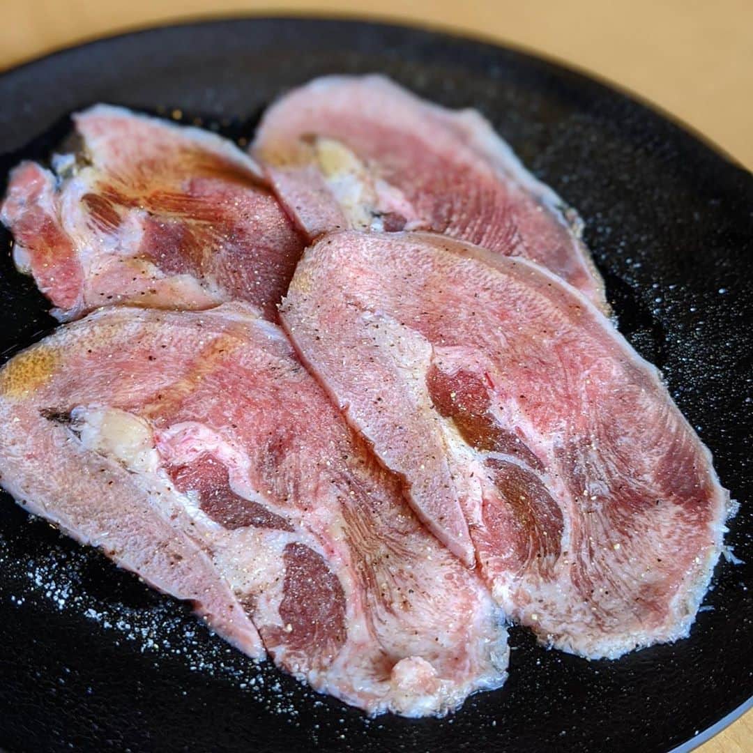 大見さなえさんのインスタグラム写真 - (大見さなえInstagram)「明日9月9日から韓国フェア開始😋🥩🇰🇷﻿ 『#焼肉きんぐ 』﻿ 全国245店舗を展開する焼肉食べ放題専門店✨﻿ 新メニュー試食会行ってきました🏃‍♀️﻿ ﻿ 秋季限定🍁韓国の旨辛料理を中心としたメニューは﻿ 【きんぐコース 2980円】【プレミアムコース 3980円】 の食べ放題にすべて含まれています☺️﻿ ﻿ ・ドルチェポルコ 極厚サムギョップサル 880円﻿ 韓国焼肉といえばサムギョップサル！ 厚さ1.5cmの甘みのある豚肉を﻿、キムチと味噌をのせ サンチュに巻いてヘルシーに✨﻿ ・ドルチェポルコ 壺漬けデジカルビ 680円﻿ ・モッツァレラチーズかけ放題 石焼ハニーチキン 780円﻿ ・焼肉きんぐの韓国風ＴＫＧ﻿ ・【辛ラーメン】旨辛キムチラーメン 580円 本格的な辛さ😎🔥﻿ ・焼肉きんぐのチョコチュロス﻿ ・チーズボール 280円﻿ ・ホンチョ ざくろソーダ/青りんごソーダ 280円﻿ 韓国で人気のお酢ドリンクで後味さっぱり✨﻿ ﻿ 特にオススメが石焼ハニーチキン！！﻿ 甘辛なヤンニョムチキンにチーズを店員さんと 掛け声して﻿ストップするまでかけ放題😍🧀﻿ 石焼だからチーズがカリッとなったところも またおつまみになる🤤﻿ ﻿ ﻿ 焼肉きんぐはタッチパネル式の食べ放題で、﻿ 店内の換気も4分19秒で全体空気が 入れ替わるようになっていて衛生面も安心✨﻿ ﻿ 家族や友達と中々海外旅行できない中、﻿ 気分だけでも韓国焼肉を楽しむのに良い🙆‍♀️💓﻿ ﻿ #韓国フェア #焼肉 #めぐログ_ 狛江﻿ #韓国料理 #壺漬けカルビ #新メニュー #試食会 #pr #焼肉食べ放題 #食べ放題 #やきにく #韓国焼肉」9月8日 21時07分 - tabe_megumi