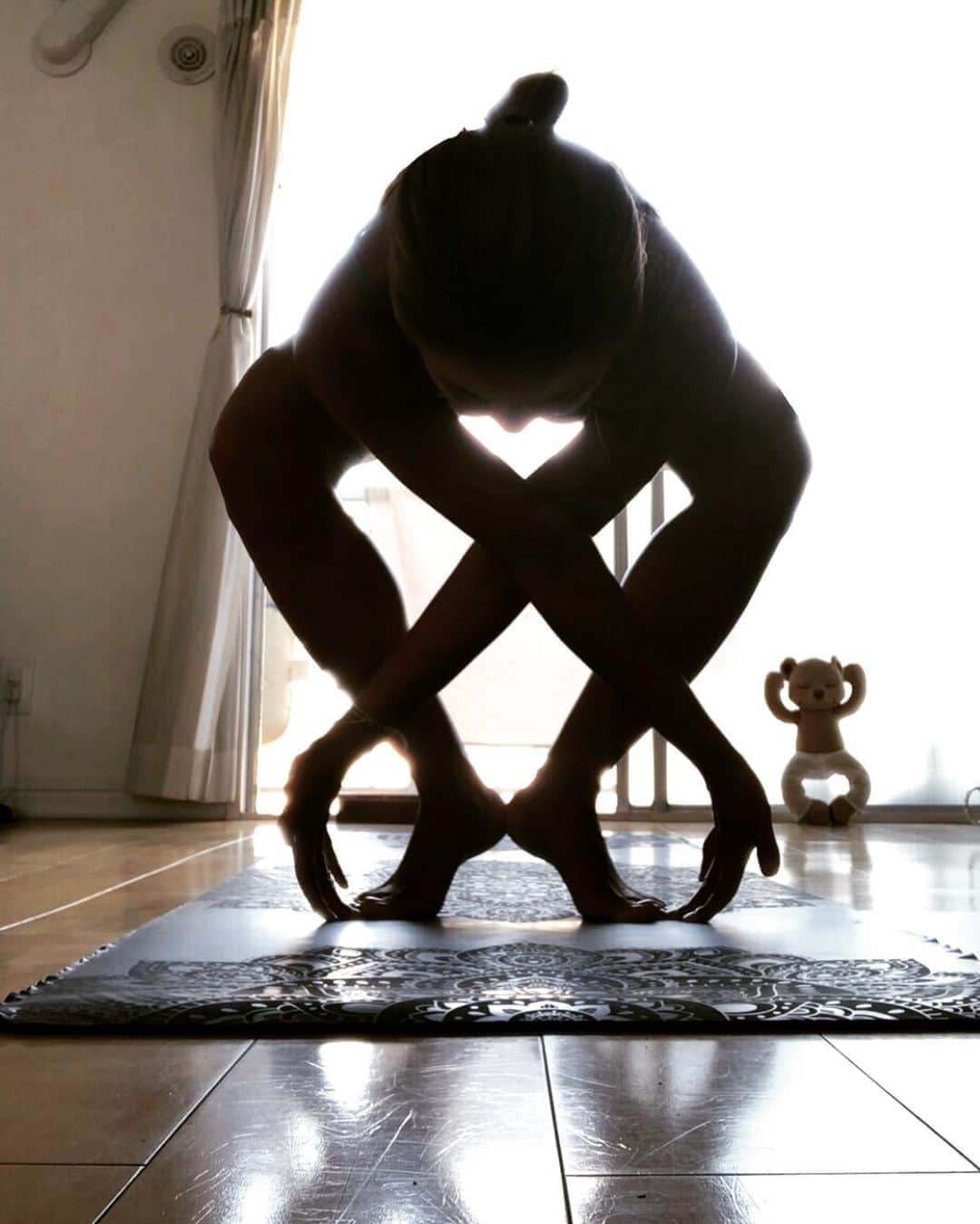 なーみのインスタグラム：「💠 うにゃうにゃうにゃにゃにゃ〜 。 大事なのは柔軟性 。 シンプルに楽しい これも必要 。 。 #なーみヨガ #yogainspiration#yoga#instayoga#yogalove#おうちヨガ#ヨガ#ヨガポーズ#ダイエット#ストレッチ#体幹#柔軟#くびれ#バランス#ボディメイク#リラックス#自分磨き#ワークアウト」
