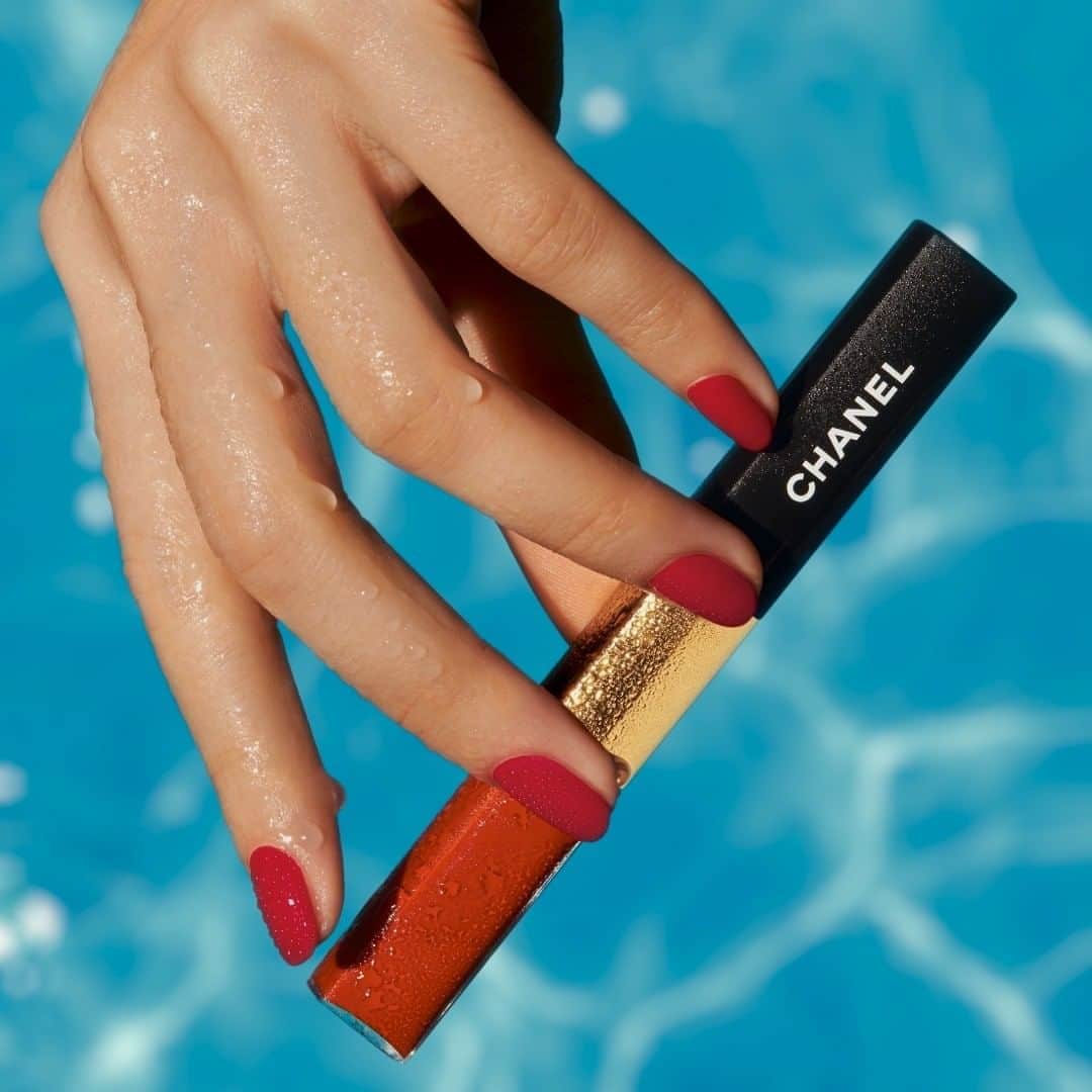 のインスタグラム：「Eternal sunshine of the flawless LE ROUGE DUO ULTRA TENUE The unique combination of a lipstick and a gloss. An ultra-pigmented, long-wearing lipstick, for impeccable colour. A reflective gloss, for intense shine and lasting comfort.  LE ROUGE DUO ULTRA TENUE 176 Burning Red  #CHANELMakeup」