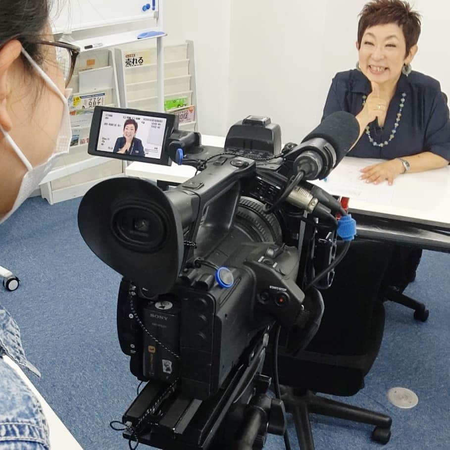 菊田あや子さんのインスタグラム写真 - (菊田あや子Instagram)「どうやらワタシは✴️  YouTuberになるらしい👀  YouTubeに出たらYouTuber！と呼ばれます、と、👓️5つ忘れて衣装はchangeし撮影👏  機材はなかなか🎥で、レフ板もあって 磐石な技術布陣にて💪 撮りましたよ～  #@ako.ayakokikuta3  #終活 はガンガン行きますから～⤴️そちらも是非🙌  でも、明日はテレ朝スーパーJチャンネル❗久々ロケ❗  商店街でグルメまつり～🍧、🍞、○○○とかね😁 #菊田あや子 #グルメリポーター #テレビリポーター #YouTuberになる？！ #YouTube撮影 #テレ朝スーパーJチャンネル #久々にロケ #暑すぎます #メイク崩れないはずが #飲食店応援‼️ #商店街めぐり #モチベ #パッション #エネルギッシュ #あの味をもう一度 #巣鴨商店街 #武蔵小山商店街 #戸越銀座グルメ #@ako.ayakokikuta3」9月8日 21時00分 - ako.ayakokikuta