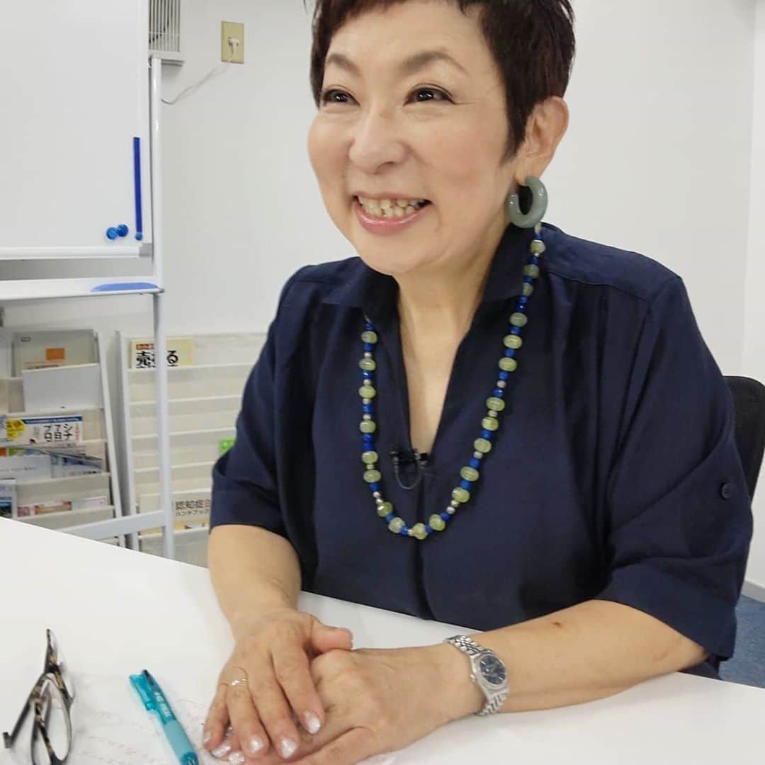 菊田あや子さんのインスタグラム写真 - (菊田あや子Instagram)「どうやらワタシは✴️  YouTuberになるらしい👀  YouTubeに出たらYouTuber！と呼ばれます、と、👓️5つ忘れて衣装はchangeし撮影👏  機材はなかなか🎥で、レフ板もあって 磐石な技術布陣にて💪 撮りましたよ～  #@ako.ayakokikuta3  #終活 はガンガン行きますから～⤴️そちらも是非🙌  でも、明日はテレ朝スーパーJチャンネル❗久々ロケ❗  商店街でグルメまつり～🍧、🍞、○○○とかね😁 #菊田あや子 #グルメリポーター #テレビリポーター #YouTuberになる？！ #YouTube撮影 #テレ朝スーパーJチャンネル #久々にロケ #暑すぎます #メイク崩れないはずが #飲食店応援‼️ #商店街めぐり #モチベ #パッション #エネルギッシュ #あの味をもう一度 #巣鴨商店街 #武蔵小山商店街 #戸越銀座グルメ #@ako.ayakokikuta3」9月8日 21時00分 - ako.ayakokikuta