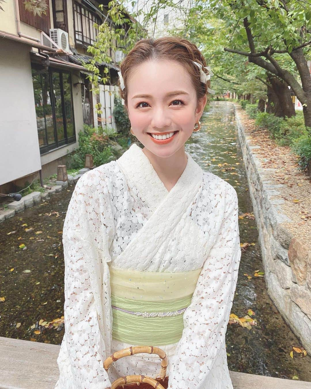 黒田真友香さんのインスタグラム写真 - (黒田真友香Instagram)「浴衣レンタルして京都散策🚶‍♀️💓  今年は花火大会も全滅で浴衣着る機会がなさそうだったので、着れてうれしい😍  しかもこのレース浴衣がめちゃくちゃ可愛い、、🥺❤️  浴衣がアイボリー一色だったから帯は黄緑と黄色、帯締めをラベンダーにしたんだけど  着付けしてくださった方が この色の組み合わせ選んだお客様初めてですってすごく褒めてくださって、カラーの勉強してる身としてはめちゃくちゃ嬉しかった😍笑  こういうの選ぶ時も色の事を知ってると パッパと組み合わせが思いつくので便利🙆‍♀️  浴衣はワンピースみたいに面積が広いので、色の影響はかなり大きいです😯  レンタルのお店などはハイライトにまとめてます💐  また別の投稿で行ったお店や友達との映え写真の撮り方でも紹介しようかな☺️  沢山撮ってもらって貼りたい写真がありすぎて1投稿にはおさまらなかった😂笑  #浴衣#レース浴衣#浴衣レンタル#京都旅行#京都観光#京都カフェ#女子旅#国内旅行#関西女子旅 #女子旅行」9月8日 21時00分 - kurodamayukaxx