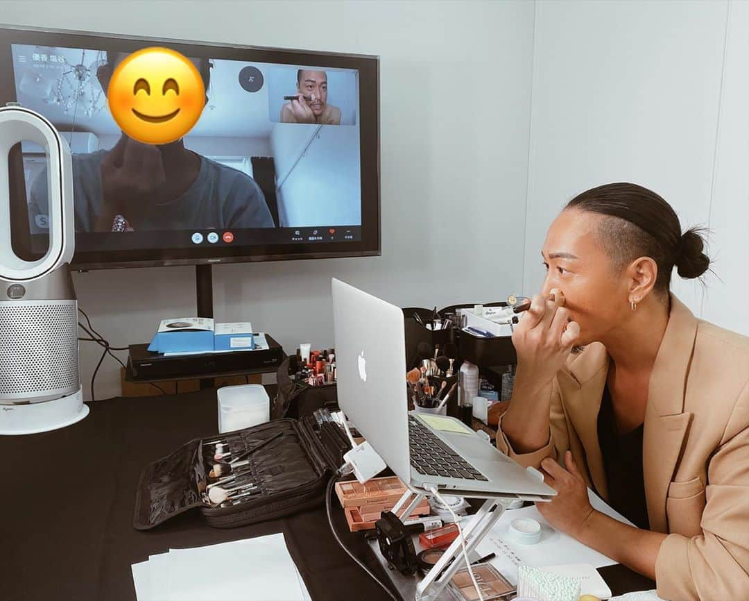 JunJunさんのインスタグラム写真 - (JunJunInstagram)「. オンラインパーソナルメイクレッスン 開催のお知らせです👨🏾‍💻👩🏼‍💻👩🏽‍💻🧑🏻‍💻👨🏼‍💻👨🏿‍💻  1対1で画面を通した90分間のお時間の中で 普段ご自身でお使いのコスメを使用し 似合わせメイクのご指導その他お悩み点など 解決していきます💄  本日、9/8(火)21:00~9/10(木)23:59まで 抽選にて応募を受け付けておりますので 下記詳細をご確認の上ご応募くださいませ💁🏽‍♂️  〜JunJun Personal Make Lesson〜  時間：90分間(おひとり様) 実施方法：Skype  日程： 9/16 (水) ①11:30〜13:00 ②13:30〜15:00 ③15:30〜17:00 ④17:30〜19:00  9/18 (金) ①13:30〜15:00 ②15:30〜17:00 ③17:30〜19:00  9/23 (水) ①11:30〜13:00 ②13:30〜15:00 ③15:30〜17:00 ④17:30〜19:00  9/25 (金) ①11:30〜13:00 ②13:30〜15:00 ③15:30〜17:00 ④17:30〜19:00  9/28(月) ①11:30〜13:00 ②13:30〜15:00 ③15:30〜17:00 ④17:30〜19:00  9/30(水) ①11:30〜13:00 ②13:30〜15:00 ③15:30〜17:00 ④17:30〜19:00  ※その他詳細や応募方法はボクのインスタトップのURLよりご確認下さいませ」9月8日 21時02分 - junjun393