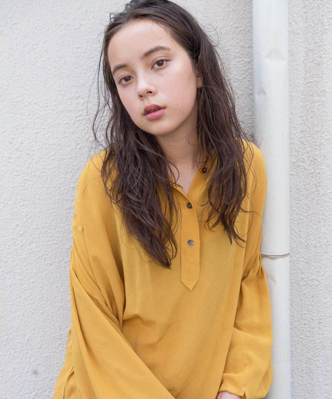 カワシリアツシのインスタグラム：「癖を活かしてニュアンス感のあるhair◎ 艶っと、シームレスなメイク💄」