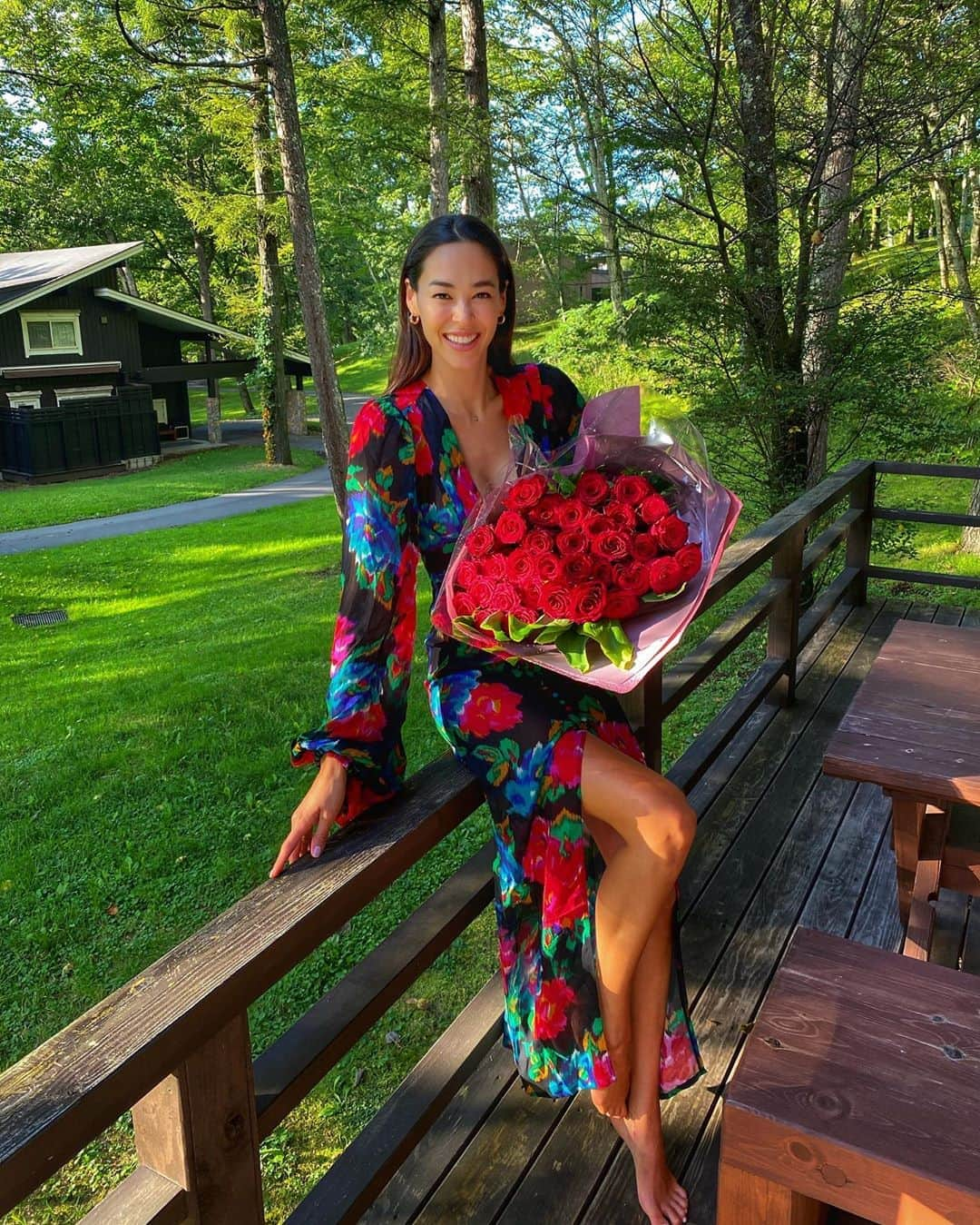 エミ・レナータさんのインスタグラム写真 - (エミ・レナータInstagram)「バスデーガール🌹♥️ これは34へ🍾 14歳でモデルを始めて、16歳で日本へ引っ越し、さまざまな国に住んで、さまざまな文化とふれあい、長い道のりです。  今日は私のお気に入りの国の1つ、私のお気に入りの友人の1人と私の誕生日を過ごしていて私はとても幸せです。  そして、たくさんの誕生日お祝いメッセージありがとう💓 • Birthday girl🌹♥️ This is for 34 🍾  It’s been a long way since I started modeling at the age of 14, moving to Japan at 16, living in so many different countries and experiencing so many different cultures.  Today I am spending my birthday in one of my favorite countries with one of my favorite friends and I couldn’t be happier.  Thank you all for the birthday wishes   thank you @karuizawaprincehotel  and @kellymisawa for all the beautiful surprises 🤩  And thank you my love @mattrue for the beautiful flowers 🌹I’m the luckiest girl in the world🥰🍾 •  #birtdaygirl  #私の誕生日　#バスデー」9月8日 21時03分 - emi_renata