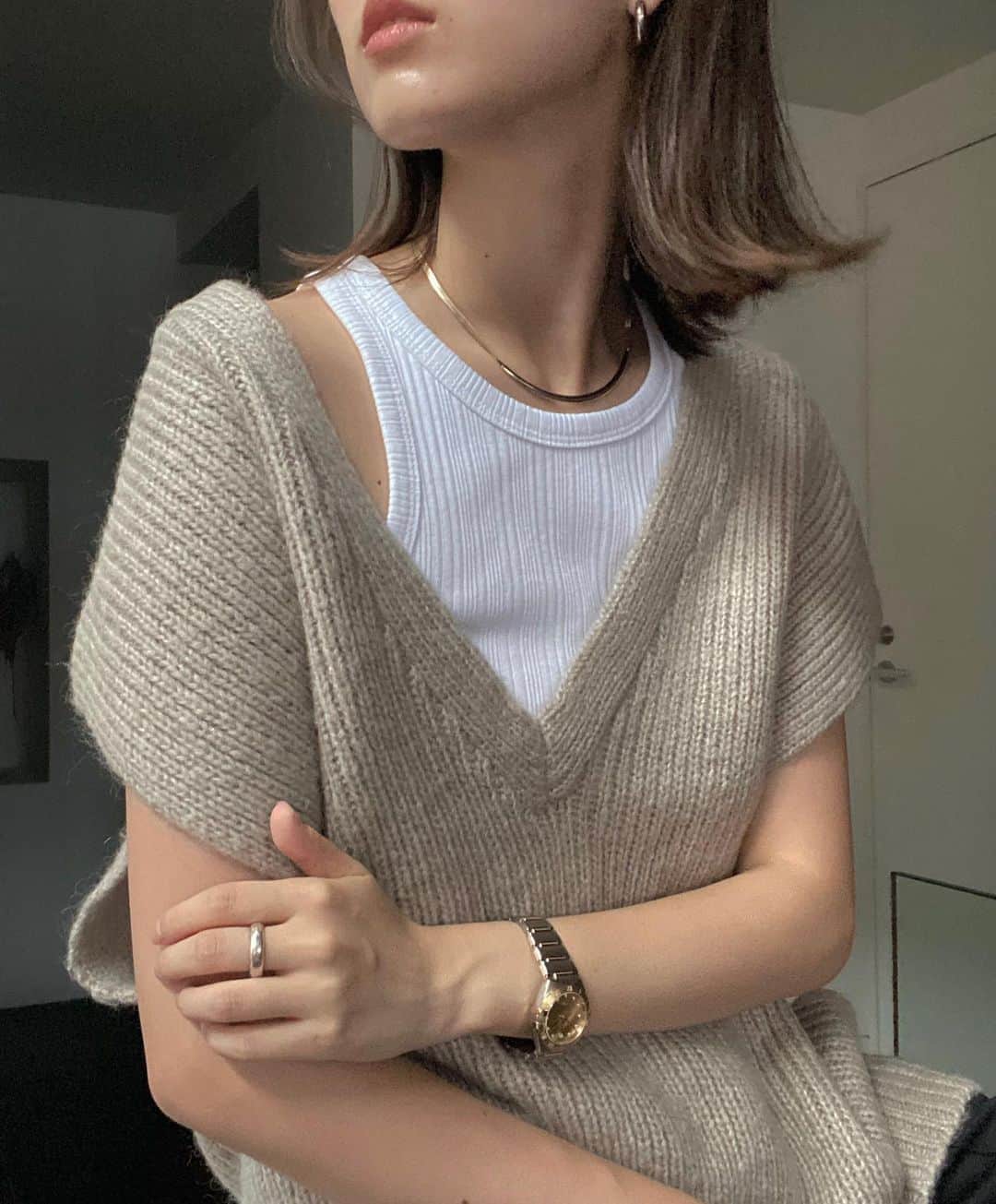 影山可蓮のインスタグラム：「・ ・ Autumn 🕯 ・ ・ ニットベストにタンクトップのレイヤードスタイリング、新鮮で大人で、良きだな◎ ・ ・ 🏷 WEAR @akte_official  WATCH  @omega  ACC @akte_official @cream_dot  ・ ・ ・　 #outfit #ootd  #instafashion #akte #アクテ　 #minimalstyle #minimalfashion #classicstyle #simpleoutfit #everydaylook  #コーデ #コーディネート #今日のコーデ #私服  #karen_k_outfit」
