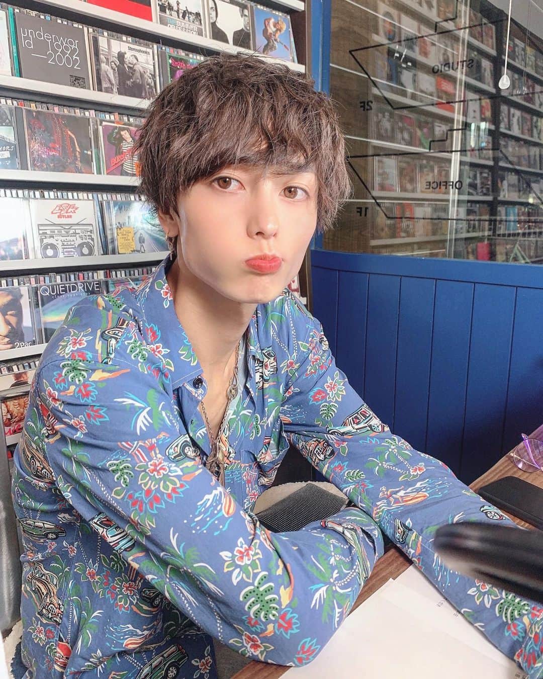 大橋岬のインスタグラム：「#saintlaurent   .   #ナチュラルカラコン #黒髪 #マッシュ男子  #メンズヘアスタイル #歌舞伎町 #ホスト #銀座 #六本木 #キャバ嬢 #すすきの  #中洲 #錦三丁目 #tiktok #北新地 #bts #グク #テテ #韓国コスメ #koreanfashion #ヘアカタ #サロモ #サロンモデル #黒髪マッシュ #マッシュ男子 #韓国ファッション #韓国コスメ #メンズパーマ #cartier」