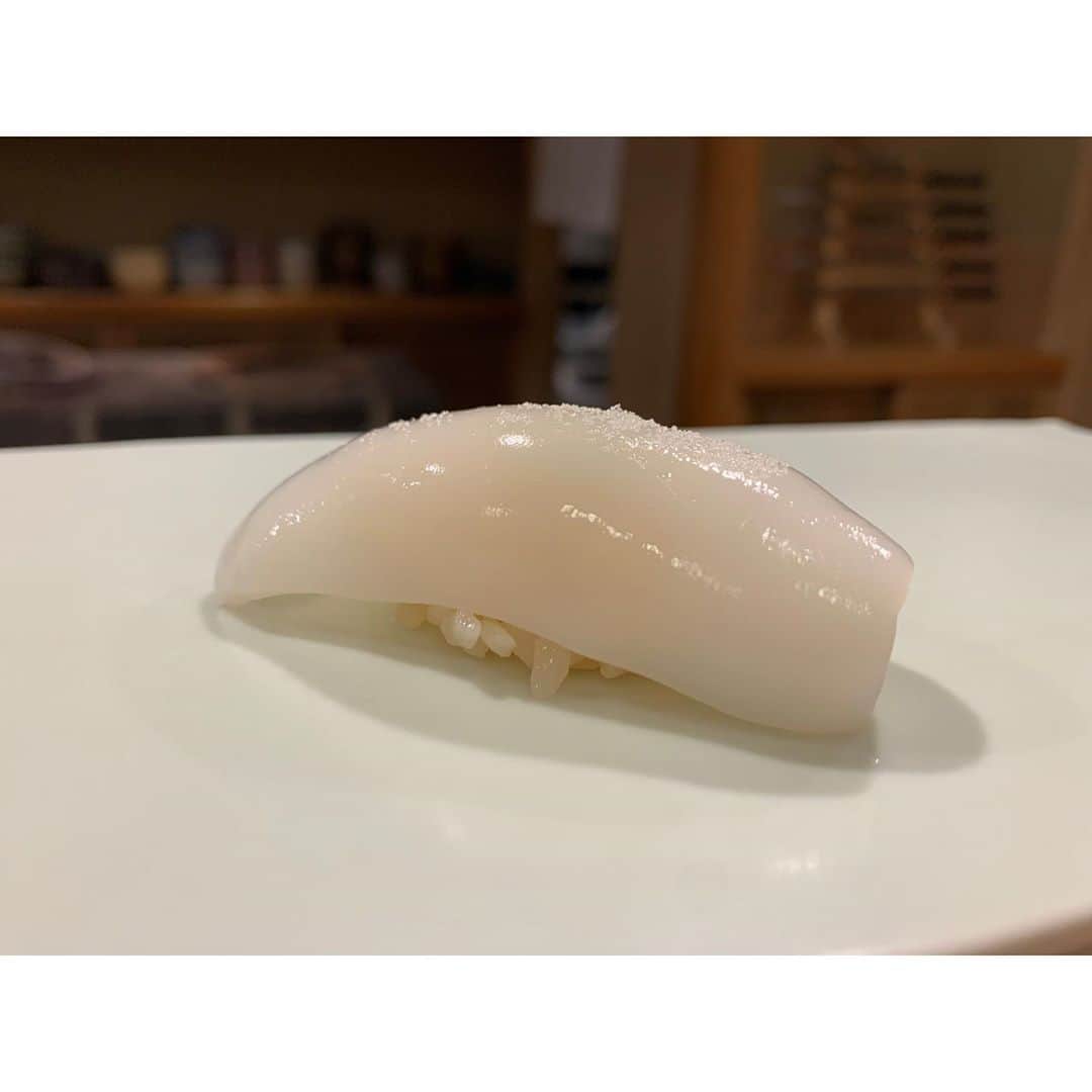 上野なつひのインスタグラム：「いつかの写真… ある時、念願の天本さんに伺える機会がありお邪魔しました！ 本当…最高でした😭✨ 勝手に自分のNo. 1🥺 全てに感動！もちろん日本酒も  ファスティング中の私はこれを見ながらよだれが止まりません🤤 @masamichiamamoto  #東麻布天本」