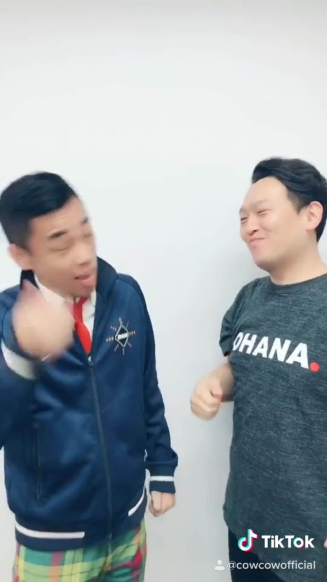 善し のインスタグラム：「コーラ欲しい？ #cowcow」