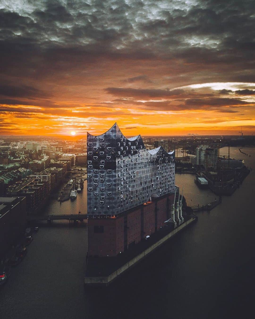 Thomas Kakarekoのインスタグラム：「piece by piece  Even though it was built in recent times, the Elbphilharmonie has already become one of the symbols of the city of Hamburg. Love how its architecture creates a sharp but beautiful contrast with the older buildings of the surrounding HafenCity district.  #hamburg」