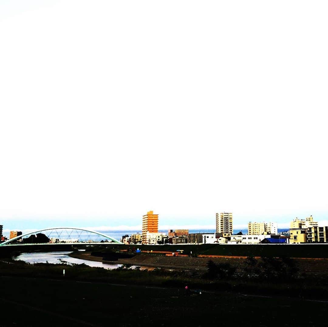 脇田唯さんのインスタグラム写真 - (脇田唯Instagram)「🏘 僕の住む街の橋 この橋を色んな思いで 色んな人と渡ってきたなぁ  全てが楽しかったわけでも 毎日が悲しかったわけでもなく  笑顔だったり 半べそだったり  その度に何度も、 この景色が彩ってくれた  ここは、私の住む街 大好きな景色。」9月8日 15時46分 - post_yui