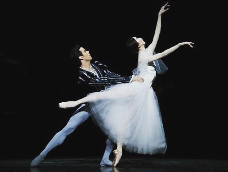加治屋百合子さんのインスタグラム写真 - (加治屋百合子Instagram)「This time last year. Dancing “Giselle” with @connorlwalsh @houstonballet.  去年の今頃はヒューストンバレエ「ジゼル」公演中でした。  Pointe shoes/トウシューズ: @blochdanceusa  Tights/タイツ: @zarelywear   #ballet #ballerina #dance #performance #giselle #love #performingarts #japanese #zarelyrolemodel #zarelywear #blochpointeshoes #バレエ　#バレリーナ　#ジゼル」9月8日 15時49分 - yuriko_kajiya