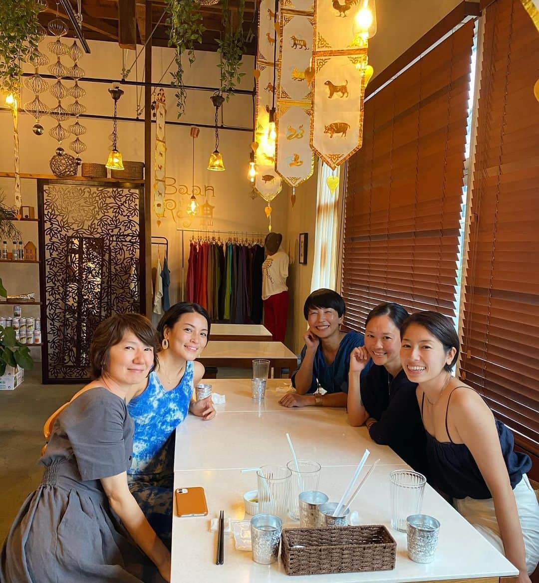 桃生亜希子のインスタグラム：「サップ部。 朝からいい運動🌞 　台風後で流れも強かったし、カツオノエボシがいたり。 　自然は、いつもダイナミックに変化する。 　ランチも楽しくて、美味しすぎた🙏」